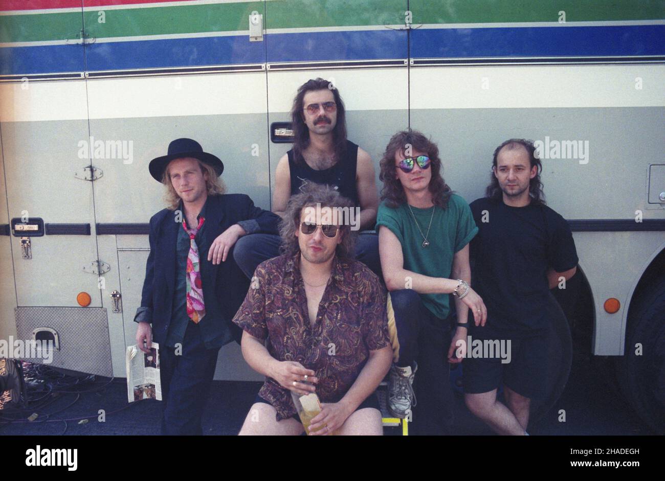 Jarocin 07.08.1992. X Festiwal Muzyków Rockowych Jarocin 92 (6-8 Sirpnia 1992). NZ. zespó³ metalowy Kat, który podczas wystêpu na festiwalu nagra³ p³ytê koncertow¹. OD lewej stoj¹: Wokalista Roman Kostrzewski, perkusista Ireneusz Loth, gitarzysta Piotr Luczyk, gitarzysta Jacek Regulski. Siedzi Basista Krzysztof Oset. wb PAP/Adam Hawa³ej Jarocin, 7. August 1992. Das 10th Rock Music Festival Jarocin 92 (6. Bis 8. August 1992). Im Bild: Die Kat Metal Band, die während des Festivals ein Konzertalbum aufgenommen hat. Von links stehend: Sänger Roman Kostrzewski, Percussion-Spieler Ireneusz Loth, g Stockfoto