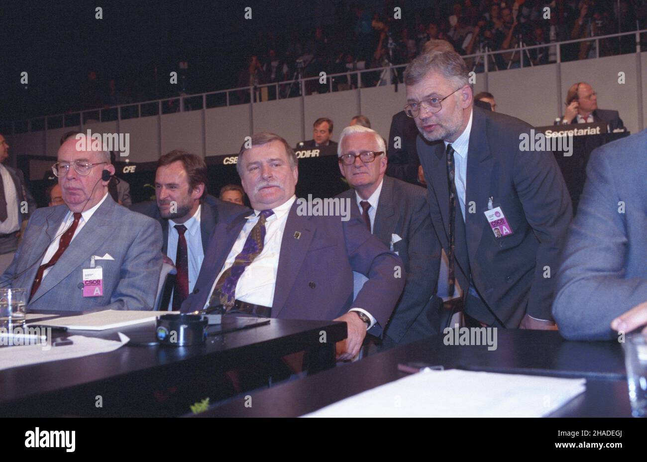 Finlandia Helsinki 10.07.1992. Szczyt Conferencji Bezpieczeñstwa i Wspó³pracy w Europie (KBWE) (9-10 lipca 1992). NZ. polska delegacja na sali obrad, rzecznik prasowy Prezydenta RP Andrzej Drzycimski (P), szef Kancelarii Prezydenta RP Janusz Zió³kowski (2P), Prezydent RP Lech Wa³êsa (3P), szef Gabinetu Prezydenta RP Mieczys³aw Wachowski (4P) ich vertrete Spraw zagzranicznych von Stefan Krasznych (5P) Helsinki, Finnland, 10. Juli 1992. Polens Präsident Lech Walesa (3-R), Polens Außenminister Krzysztof Skubiszewski (5-R), Chef der Kanzlei des Präsidialamtes Stockfoto