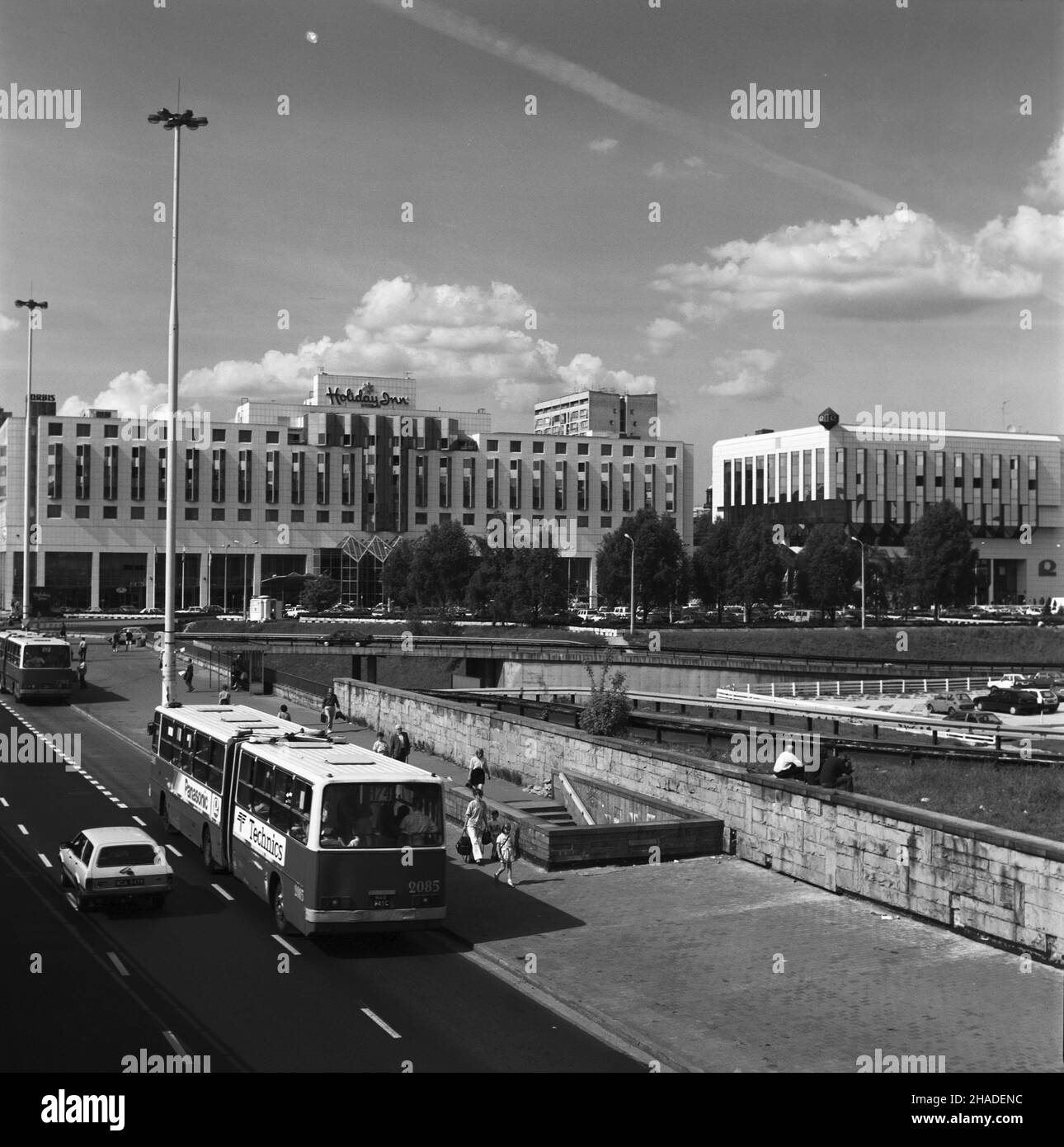 Warszawa 01.09.1992. Hotel Holiday Inn i City Shopping Centre przy ulicy Z³otej. Na pierwszym planie przystanek autobusowy przy alei Jana Paw³a II. Wb PAP/Jan Morek Dok³adny dzieñ wydarzenia nieustalony. Warschau 01. September 1992. Das Holiday Inn Hotel and City Shopping Centre an der Zlota Street. Im Vordergrund eine Bushaltestelle an der Jana Pawla II Avenue. wb PAP/Jan Morek Termin unbekannt. Stockfoto