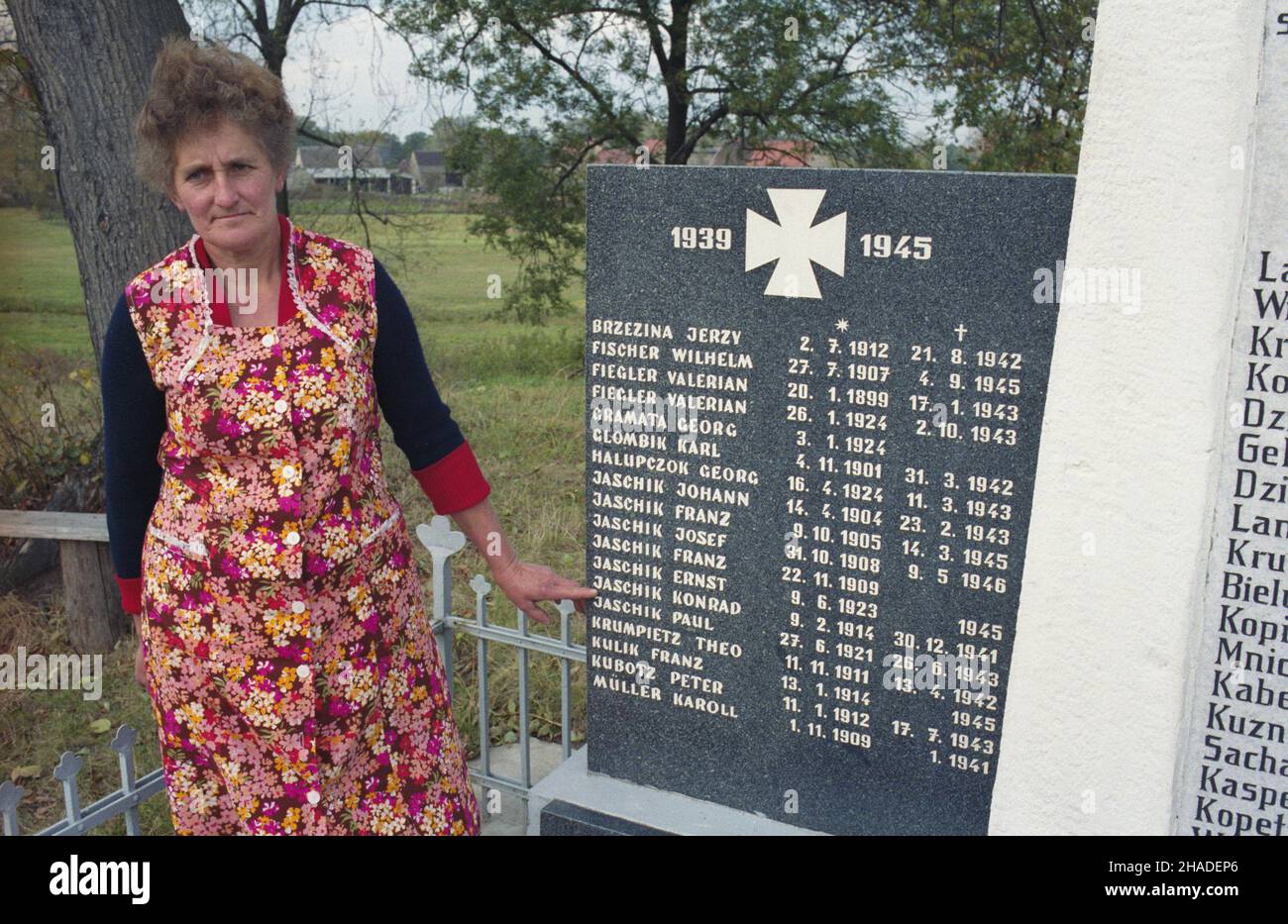 Pietna 10,1992. Tablica pami¹tkowa ku czci ¿o³nierzy armii niemieckiej (pochodz¹cych ze wsi Pietna) poleg³ych w czasie II wojny œwiatowej. Nz. Brygida Bielutta pokazuje nazwisko jej ojca Konrada Jaschika, który zgin¹³ w 1941 roku na froncie wschodnim. wb PAP/Krzysztof Œwiderski Dok³adny dzieñ wydarzenia nieustalony. Pietna Oktober 1992. Eine Gedenktafel an deutsche Soldaten (aus dem Dorf Pietna), die während des Zweiten Weltkriegs getötet wurden. Im Bild: Brygida Bielutta mit dem Namen ihres Vaters Konrad Jaschik, der an der Ostfront getötet wurde. wb PAP/Krzysztof Swiderski Even Stockfoto