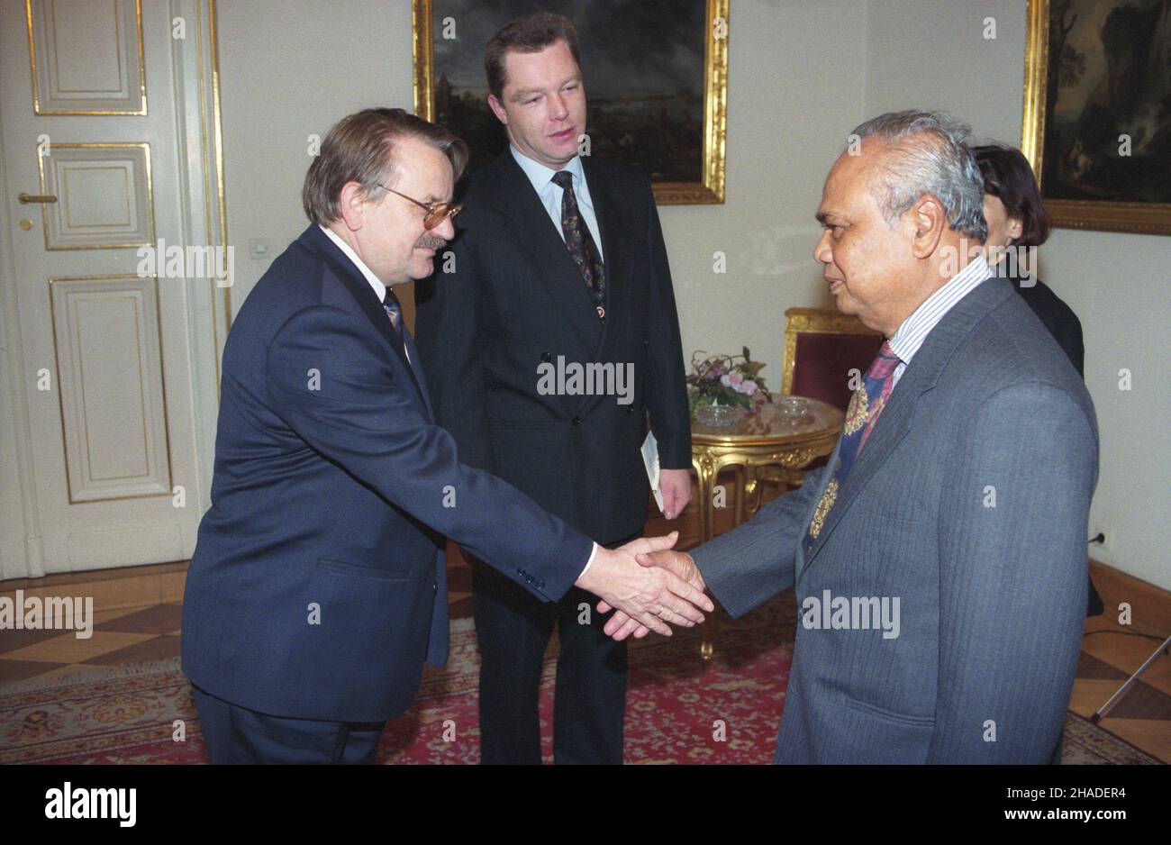 Warszawa 08.10.1992. Spotkanie wicepremiera Henryka Goryszewskiego (L) z wicepremierem Malezji Abdulem Ghafarem Bab¹ (P). wb PAP/Janusz Mazur Warschau 8. Oktober 1992. Der stellvertretende polnische Premierminister Henryk Goryszewski (L) trifft den stellvertretenden malaysischen Premierminister Abdul Ghafar Baba (R). wb PAP/Janusz Mazur Stockfoto