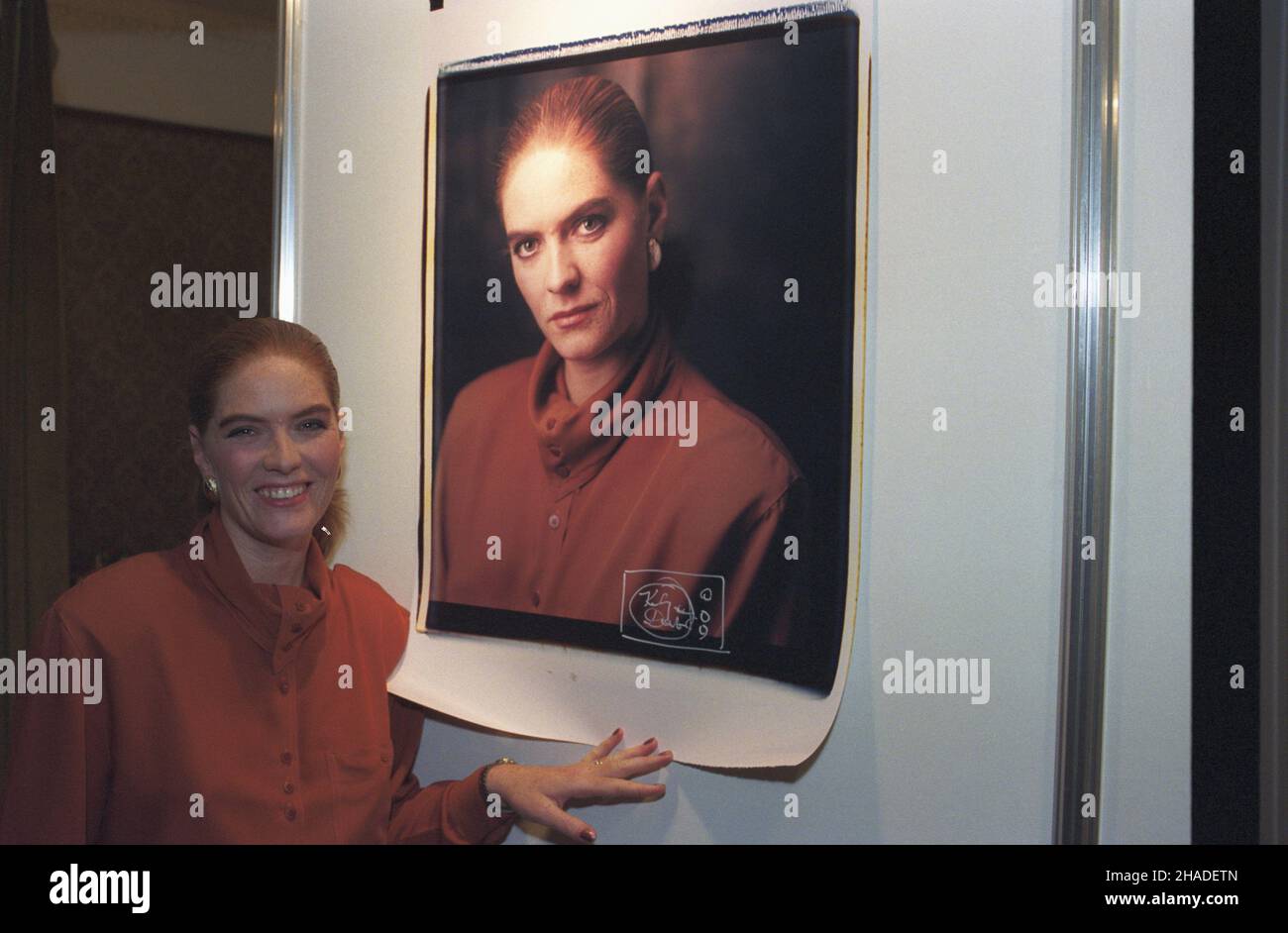 Warszawa 23.10.1992. Promocja aparatu fotograficznego Polaroid w sali Pen Clubu w Pa³acu Kultury i Nauki. NZ. Prezenterka telewizyjna Katarzyna Dowbor na tle swojego zdjêcia wykonanego reklamowanym aparatem. wb PAP/Janusz Mazur Warschau 23. Oktober 1992. Die Promotion der Polaroid-Kamera im Pen Club im Palast der Kultur und Wissenschaft. Im Bild: TV-Newcasterin Katarzyna Dowbor mit ihrem Foto, das mit der beworbenen Kamera aufgenommen wurde. wb PAP/Janusz Mazur Stockfoto