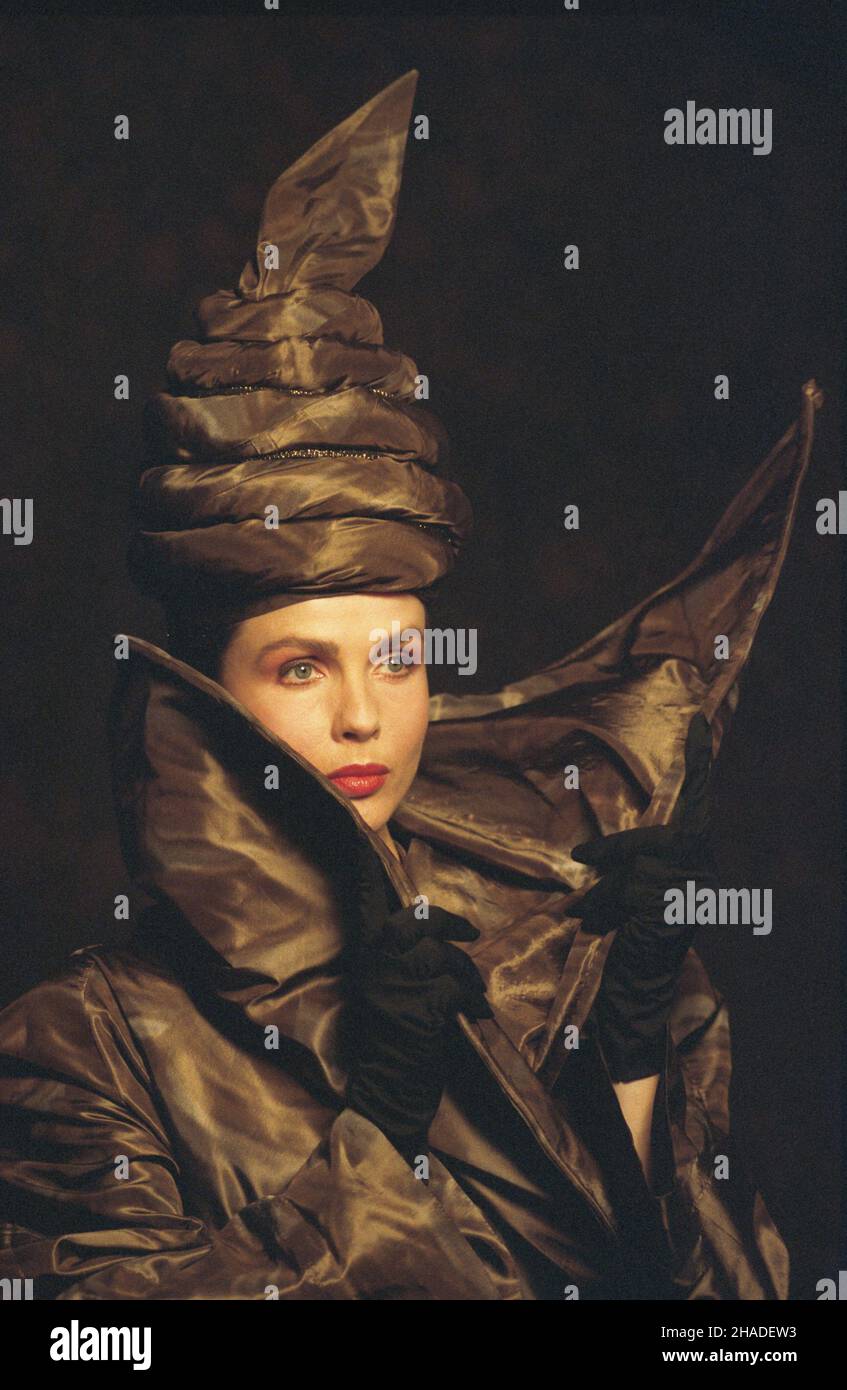 Warszawa 23.10.1992. Promocja aparatu fotograficznego Polaroid w sali Pen Clubu w Pa³acu Kultury i Nauki. NZ. Modelka Ma³gorzata Niemen. wb PAP/Janusz Mazur Warschau 23. Oktober 1992. Die Promotion der Polaroid-Kamera im Pen Club im Palast der Kultur und Wissenschaft. Abgebildet: Modell Malgorzata Niemen. wb PAP/Janusz Mazur Stockfoto