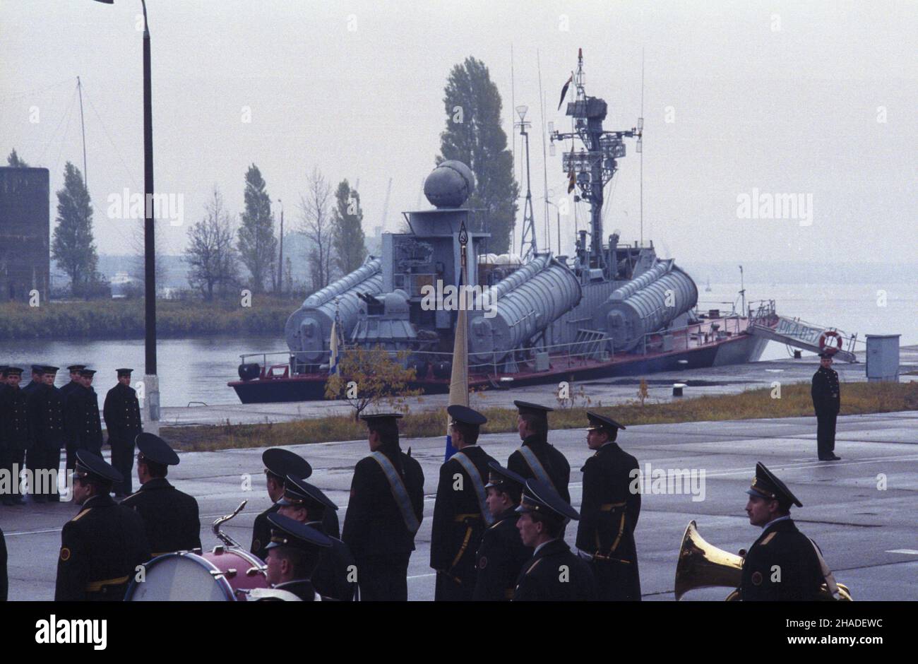 Œwinoujœcie 28.10.1992. Wycofanie wojsk radzieckich z Polski. Ostatnie jednostki 24. Brygady Kutrów Torpedowych Foty Ba³tyckiej opuszczaj¹ akwen portowy. wb PAP/Jerzy Undro Swinoujscie 28. Oktober 1992. Der Abzug der sowjetischen Truppen aus Polen. Die letzten Einheiten der Torpedo Cutter Brigade 24th verlassen den Hafen. wb PAP/Jerzy Undro Stockfoto