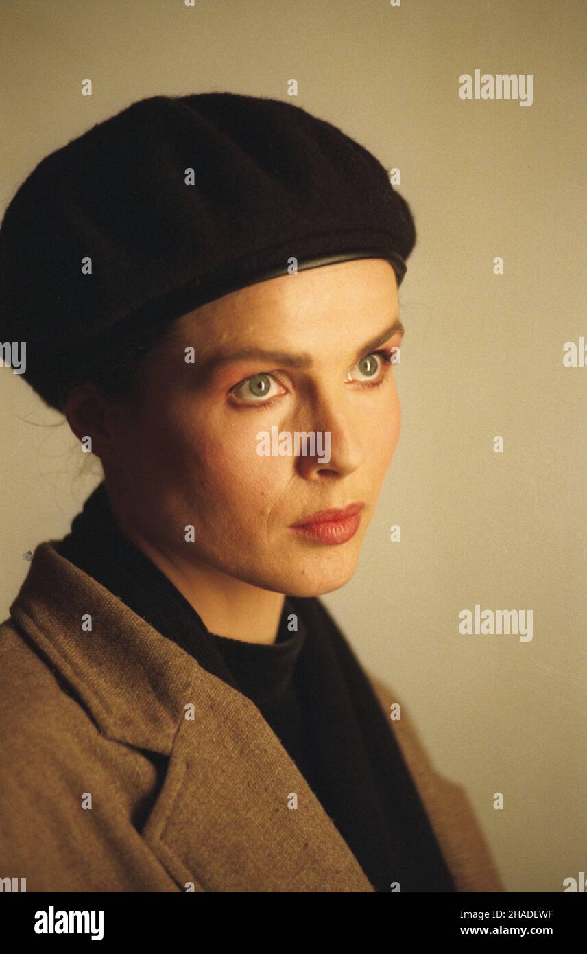 Warszawa 23.10.1992. Promocja aparatu fotograficznego Polaroid w sali Pen Clubu w Pa³acu Kultury i Nauki. NZ. Modelka Ma³gorzata Niemen. wb PAP/Janusz Mazur Warschau 23. Oktober 1992. Die Promotion der Polaroid-Kamera im Pen Club im Palast der Kultur und Wissenschaft. Abgebildet: Modell Malgorzata Niemen. wb PAP/Janusz Mazur Stockfoto