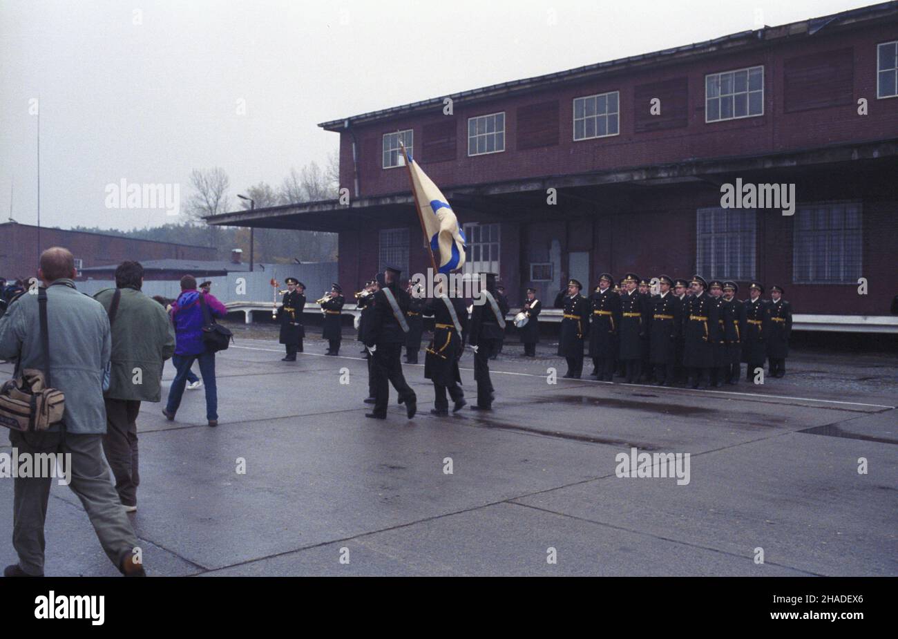 Œwinoujœcie 28.10.1992. Wycofanie wojsk radzieckich z Polski. Ostatnie jednostki 24. Brygady Kutrów Torpedowych Floty Ba³tyckiej opuszczaj¹ akwen portowy. NZ. Wyprowadzenie sztandaru bojowego. wb PAP/Jerzy Undro Swinoujscie 28. Oktober 1992. Der Abzug der sowjetischen Truppen aus Polen. Die letzten Einheiten der Torpedo-Cutter-Brigade der Ostsee aus dem Jahr 24th verlassen den Hafen. Im Bild: Eine Banner-Abschiedzeremonie. wb PAP/Jerzy Undro Stockfoto