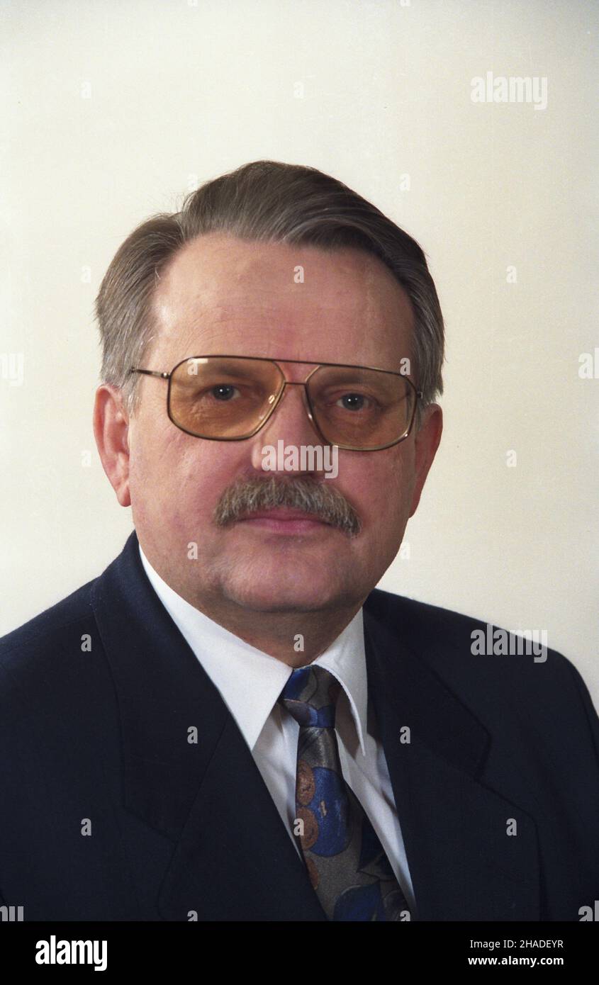 Warszawa 11,1992. Wicepremier, przewodnicz¹cy Komitetu Ekonomicznego Rady Ministrów Henryk Goryszewski. wb PAP/Jan Morek Dok³adny dzieñ wydarzenia nieustalony. Warschau, November 1992. Stellvertretender Ministerpräsident, Vorsitzender des Wirtschaftsausschusses des Ministerrats Henryk Goryszewski. wb PAP/Jan Morek Veranstaltungstag unbekannt Stockfoto