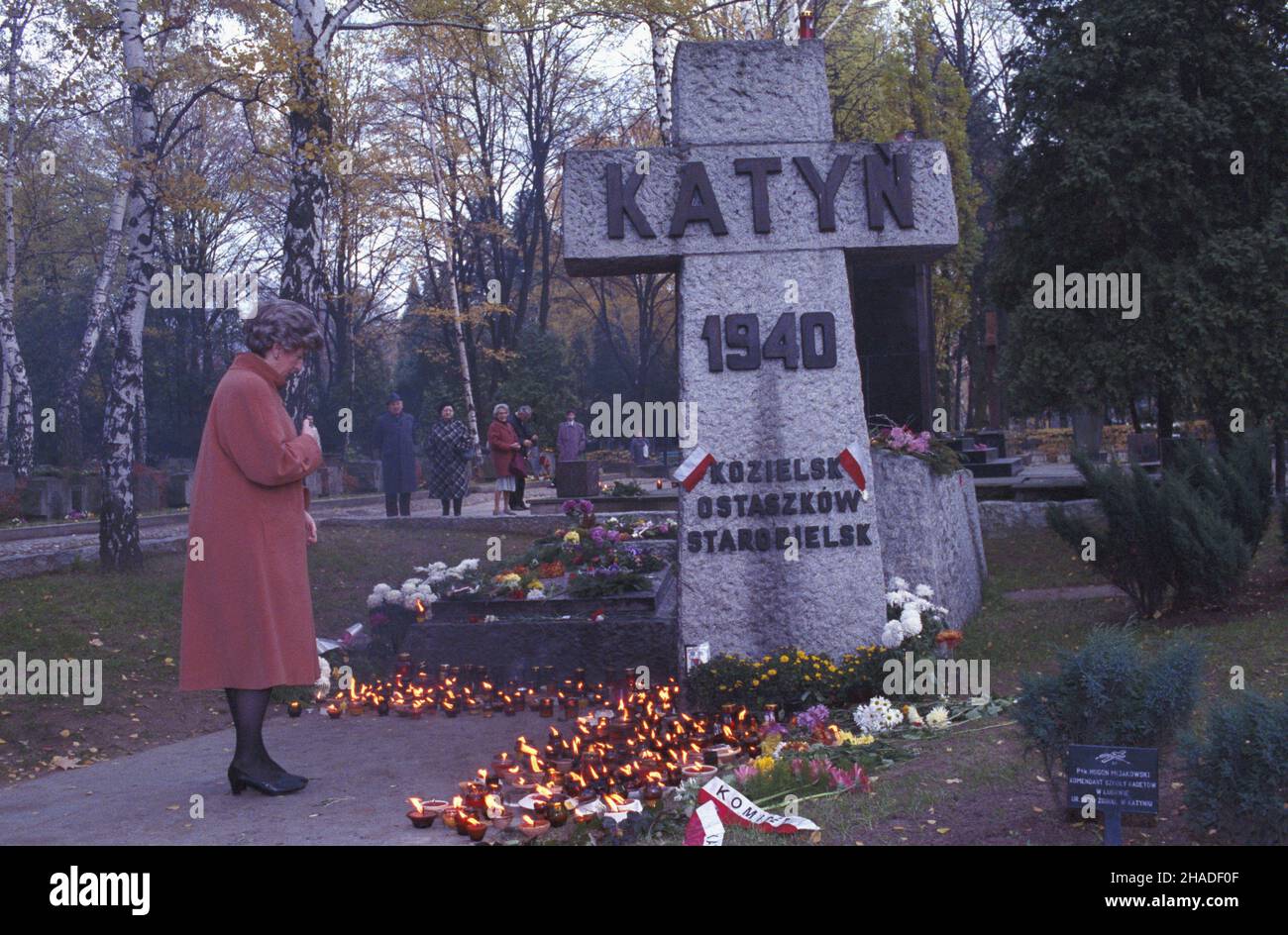 Warszawa 02.11.1992. W Dzieñ Zaduszny Premier RP Hanna Suchocka z³o¿y³a kwiaty przed Pomnikiem-Krzy¿em Katyñskim na Cmentarzu Wojskowym na Pow¹zkach. wb PAP/Janusz Mazur Warschau 2. November 1992. Premierminister Hanna Suchocka legte am All Souls Day Blumen am Monument-Katyn-Kreuz auf dem Powazki-Militärfriedhof. wb PAP/Janusz Mazur Stockfoto