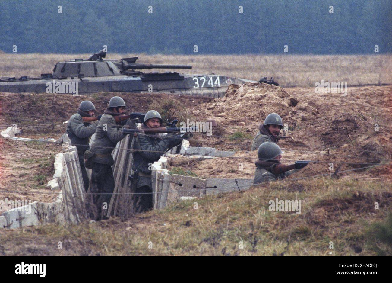 Orzysz 11,1992. Manewry wojskowe na poligonie z udzia³em 390 rezerwistów. msa PAP/Teodor Walczak Dok³adny dzieñ wydarzenia nieustalony. Orzysz November 1992. Militärmanöver auf einem militärischen Trainingsgelände mit 390 Reservisten. msa PAP/Teodor Walczak Veranstaltungstag unbekannt Stockfoto