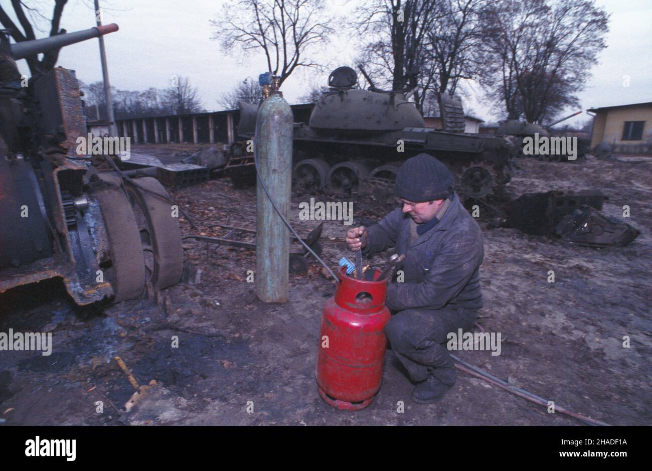 Orzysz 11,1992. Garnizon Orzysz. Polska (podobnie Jak inne pañstwa) zosta³a zobowi¹zana do dostosowania liczby sztuk broni do pu³apów okreœlonych w Traktakie o konwencjonalnych si³ach zbrojnych w Europie (Vertrag über konventionelle Streitkräfte in Europa, CFE), podpisanym w Pary¿U 19 listopada 1990 roku pomiêdzy pañstwami NATO i Uk³adu Warszawskiego. NZ. Niszczenie czo³gów T-55. msa PAP/Teodor Walczak Dok³adny dzieñ wydarzenia nieustalony. Orzysz November 1992. Polen muss sich an die Rüstungsmengen anpassen, die im Vertrag über die konventionellen Streitkräfte in Europa (KSE), der unterzeichnet wurde, festgelegt sind Stockfoto