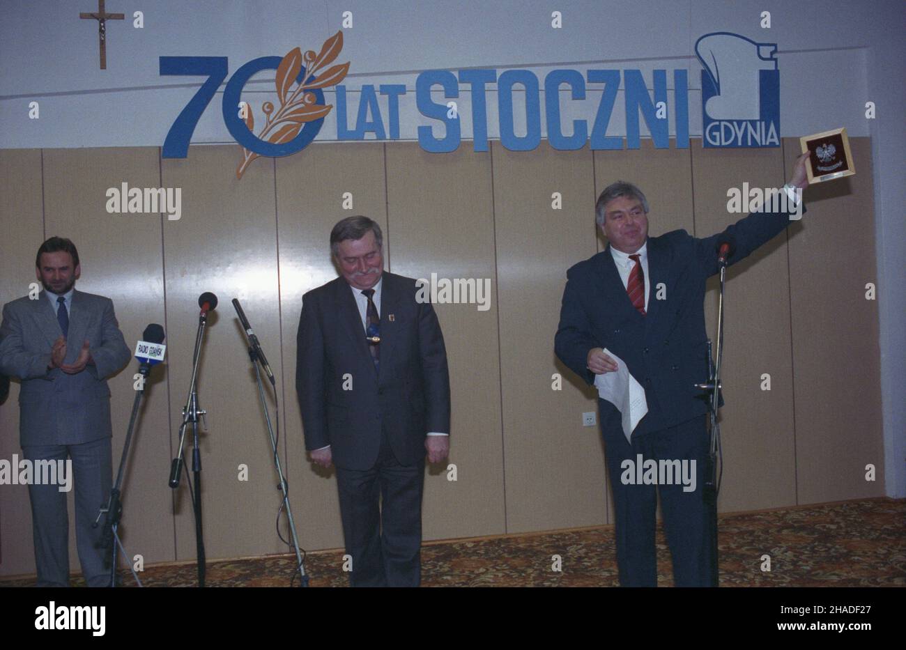 Gdynia 06.11.1992. Obchody 70-lecia istnienia Stoczni Gdynia z udzia³em prezydenta RP Lecha Wa³êsy. NZ. od lewej: szef Gabinetu Prezydenta RP Mieczys³aw Wachowski, Lech Wa³êsa, dyrektor Stoczni Gdynia Henryk Ogryczak. msa PAP/Stefan Kraszewski Gdynia 06. November 1992. Feierlichkeiten zum 70th-jährigen Bestehen der Werft Gdynia, an denen Präsident Lech Walesa teilnahm. Von links: Leiter des Präsidialkabinetts Mieczyslaw Wachowski, Lech Walesa, Direktor der Gdynia Shipyard Henryk Ogryczak. msa PAP/Stefan Kraszewski Stockfoto
