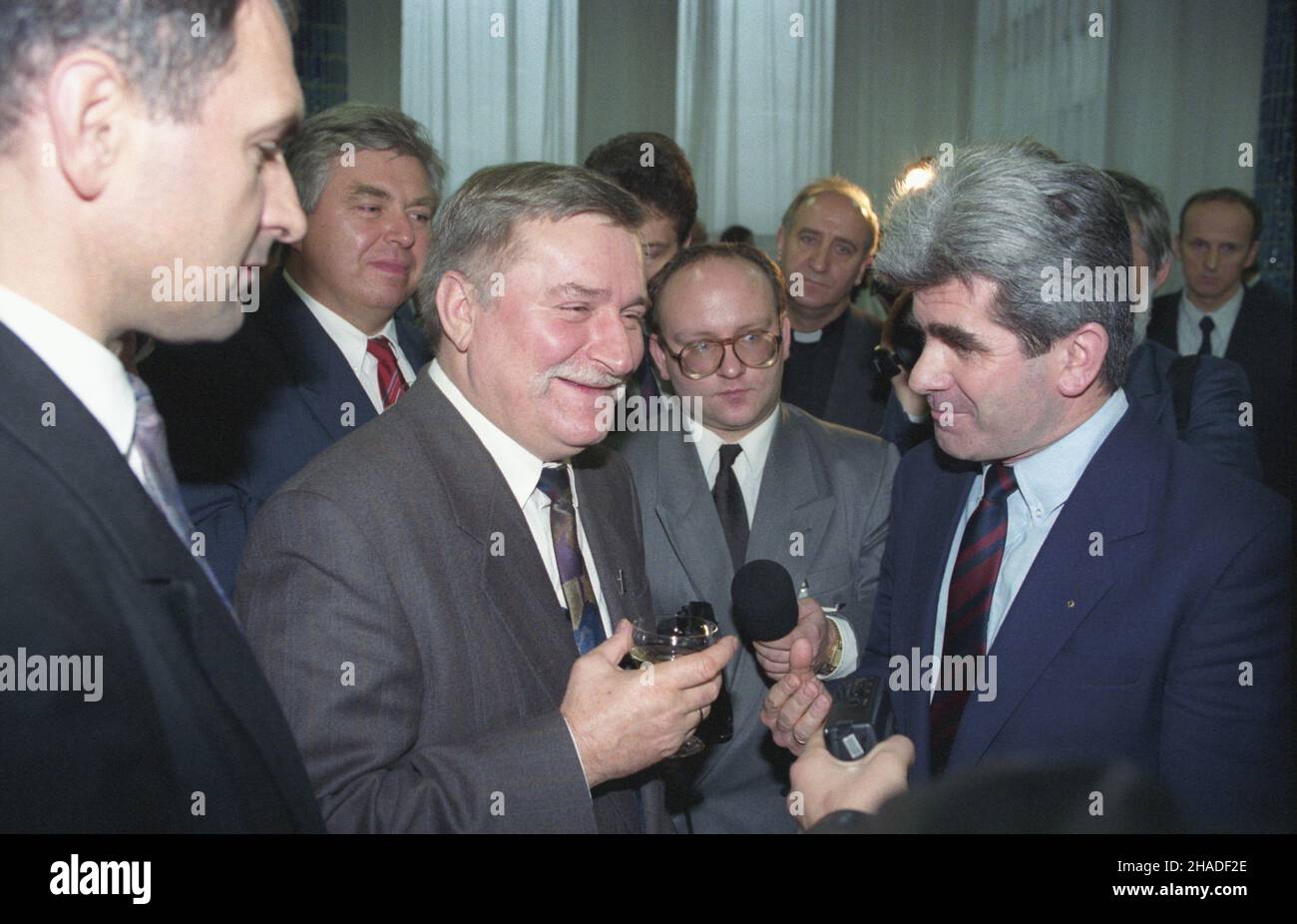 Gdynia 06.11.1992. Obchody 70-lecia istnienia Stoczni Gdynia z udzia³em prezydenta RP Lecha Wa³êsy (3L). Wœród uczestników uroczystoœci jubileuszowych m.in.: dyrektor Stoczni Gdynia Henryk Ogryczak (2L), kapelan prezydenta ks. Franciszek Cybula (3L). msa PAP/Stefan Kraszewski Gdynia 06. November 1992. Feierlichkeiten zum 70th-jährigen Bestehen der Werft Gdynia, an denen Präsident Lech Walesa teilnahm (2nd links). Zu den Jubiläumsgästen gehören der Schiffsdirektor Henryk Ogryczak (2nd links), der Präsidentenpfarrer Pater Franciszek Cybula (im Hintergrund). msa PAP/Stefan Kraszewski Stockfoto