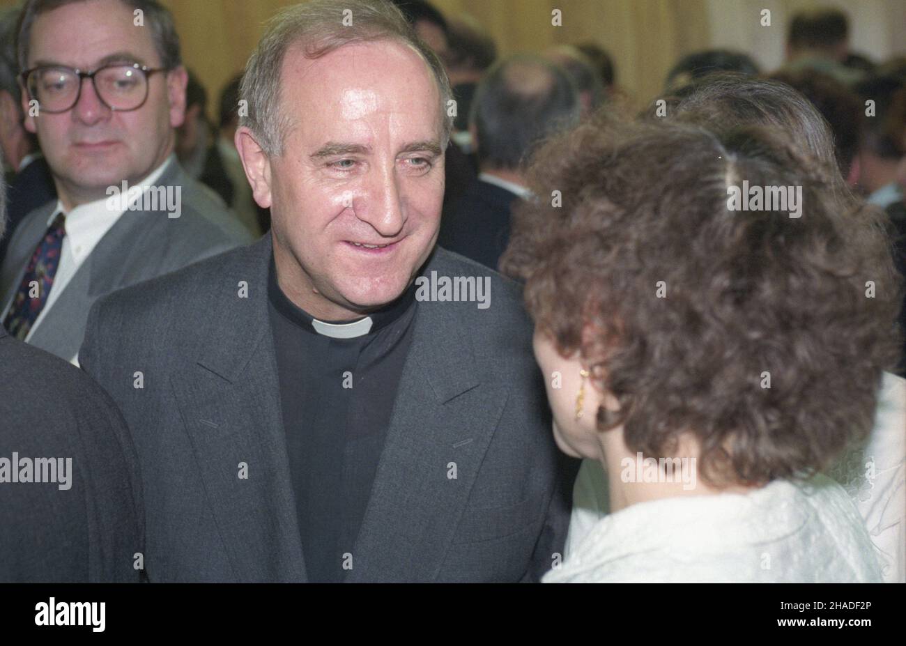 Gdynia 06.11.1992. Obchody 70-lecia istnienia Stoczni Gdynia z udzia³em prezydenta RP Lecha Wa³êsy. Wœród uczestników uroczystoœci jubileuszowych m.in. Kapelan prezydenta ks. Franciszek Cybula (C). msa PAP/Stefan Kraszewski Gdynia 06. November 1992. Feierlichkeiten zum 70th-jährigen Bestehen der Werft Gdynia, an denen Präsident Lech Walesa teilnahm. Unter den Jubiläumsgästen: Präsidentenpfarrer Pater Franciszek Cybula. msa PAP/Stefan Kraszewski Stockfoto