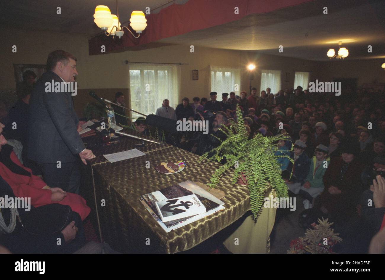 Sobowo 13.11.1992. Prezydent RP Lech Wa³êsa (L) z wizyt¹ w rodzinnych stronach. NZ. Spotkanie z rolnikami. msa PAP/Janusz Mazur Sobowo 13. November 1992. Polens Präsident Lech Walesa (L) besucht seine Heimatregion. Im Bild: Der Präsident trifft die Bauern. msa PAP/Janusz Mazur Stockfoto