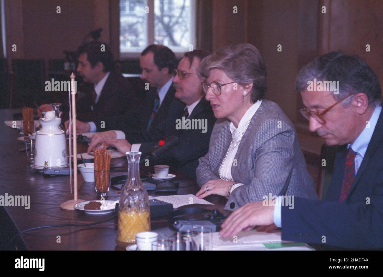 Warszawa 25.11.1992. Konferenzcja w gmachu Urzêdu Rady Ministrów na temat wykorzystania Polskiego Funduszu Stabilizacyjnego. NZ. od prawej: minister finansów Jerzy Osiatyñski, Premierministerin Hanna Suchocka, wicepremier i przewodnicz¹cy Komitetu Ekonomicznego Rady Ministrów Henryk Goryszewski, Minister przekszta³ceñ w³asnoœciowych Janusz Lewandowski. msa PAP/Teodor Walczak Warschau 25. November 1992. Pressekonferenz zum polnischen Stabilisierungsfonds im Gebäude des Ministerrats. Von rechts: Finanzminister Jerzy Osatynski, Premierministerin Hanna Suchocka, stellvertretende Premierministerin und Leiterin des Counciles Stockfoto