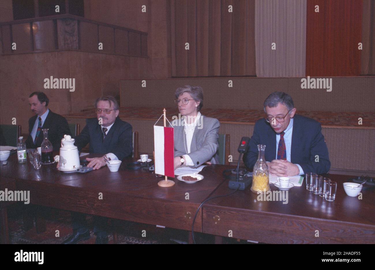 Warszawa 25.11.1992. Konferenzcja w gmachu Urzêdu Rady Ministrów na temat wykorzystania Polskiego Funduszu Stabilizacyjnego. NZ. od lewej: minister przekszta³ceñ w³asnoœciowych Janusz Lewandowski, wicepremier i przewodnicz¹cy Komitetu Ekonomicznego Rady Ministrów Henryk Goryszewski, Premierministerin Hanna Suchocka, Minister finansów Jerzy Osiatyñski. msa PAP/Teodor Walczak Warschau 25. November 1992. Pressekonferenz zum polnischen Stabilisierungsfonds im Gebäude des Ministerrats. Bild von links: Privatisierungsminister Janusz Lewandowski, stellvertretender Ministerpräsident und Leiter des Ministerrats Stockfoto