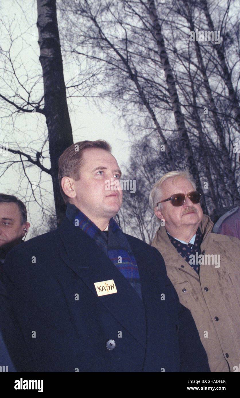 Warszawa 19.01.1993. Wizyta w Polsce na zaproszenie Federacji Rodzin Katyñskich doradcy politycznego prezydenta Rosji Borysa Jelcyna Siergieja Stankiewicza (L). Z³o¿enie kwiatów w Dolince Katyñskiej na Cmentarzu Wojskowym na Pow¹zkach. Z prawej przewodnicz¹cy Stowarzyszenia Rodzina Katyñska (Federacja Rodzin Katyñskich) w Warszawie Jêdrzej Tucholski. msa PAP/Teodor Walczak Warschau 19. Januar 1993. Der politische Berater des russischen Präsidenten Boris Eltsin, Sergej Stankewych (2L), besucht Polen auf Einladung der Föderation der Katyn-Familien. Blumenauflegung im Katyn Valley an der Powa Stockfoto