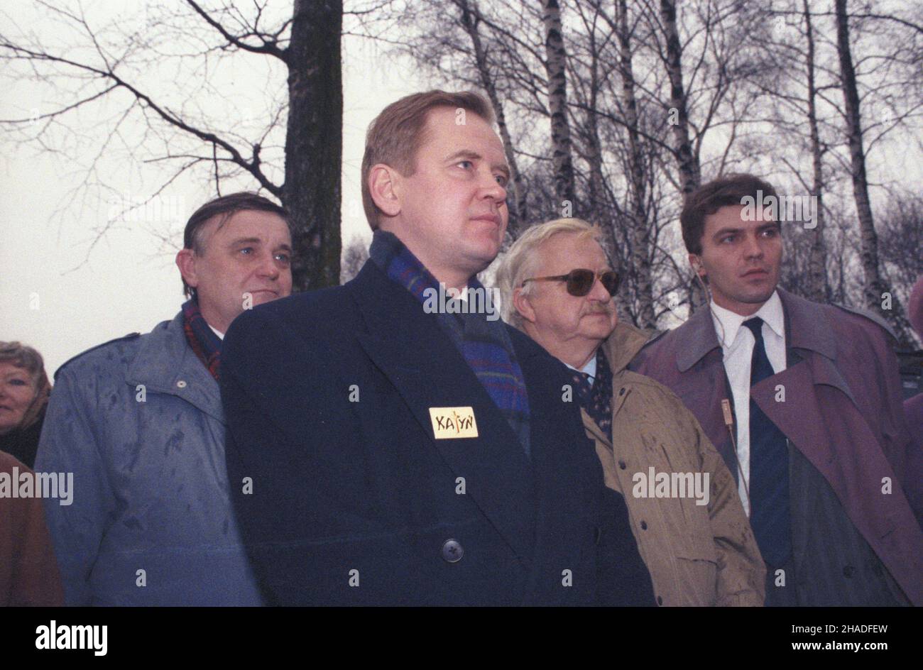 Warszawa 19.01.1993. Wizyta w Polsce na zaproszenie Federacji Rodzin Katyñskich doradcy politycznego prezydenta Rosji Borysa Jelcyna Siergieja Stankiewicza (2L). Z³o¿enie kwiatów w Dolince Katyñskiej na Cmentarzu Wojskowym na Pow¹zkach. NZ. m.in. przewodnicz¹cy Stowarzyszenia Rodzina Katyñska (Federacja Rodzin Katyñskich) w Warszawie Jêdrzej Tucholski. msa PAP/Teodor Walczak Warschau 19. Januar 1993. Der politische Berater des russischen Präsidenten Boris Eltsin, Sergej Stankewych (2L), besucht Polen auf Einladung der Föderation der Katyn-Familien. Blumenauflegung in der Katyn-Ebene am Po Stockfoto