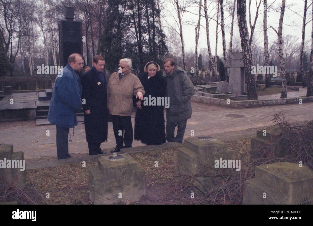 Warszawa 19.01.1993. Wizyta w Polsce na zaproszenie Federacji Rodzin Katyñskich doradcy politycznego prezydenta Rosji Borysa Jelcyna Siergieja Stankiewicza (2L). Z³o¿enie kwiatów w Dolince Katyñskiej na Cmentarzu Wojskowym na Pow¹zkach. NZ. m.in.: ekspert z administracji prezydenta Rosji Borysa Jelcyna Piotr Romanow (1L), przewodnicz¹cy Stowarzyszenia Rodzina Katyñska (Federacja Rodzin Katyñskich) w Warszawie Jêdrzej Tucholski (3L), wiceprezes Stowarzyszenia Rodzina Katyñska Bo¿ena £ojek (2P). msa PAP/Teodor Walczak Warschau 19. Januar 1993. Das politische A des russischen Präsidenten Boris Yeltsin Stockfoto