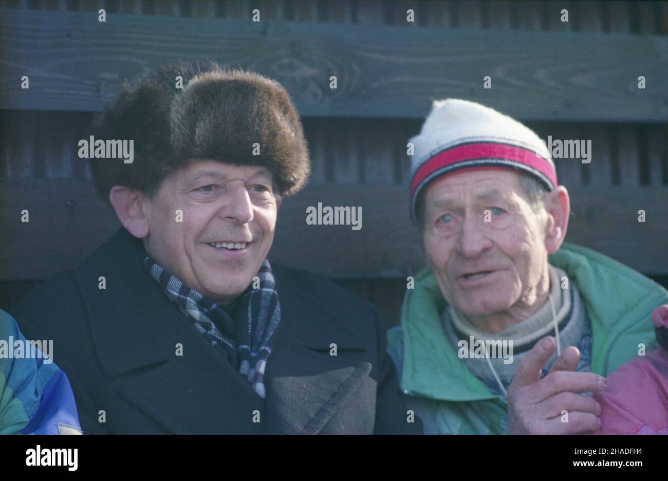 Zakopane 02,1993. XVI. Zimowa Uniwersjada (6-14.02.1993). NZ. Prymas Polski kardyna³ Józef Glemp (L) i narciarz Stanis³aw Marusarz. msa PAP/Jacek Bednarczyk Dok³adny dzieñ wydarzenia nieustalony. Zakopane Februar 1993. Die Winter World University Games 16th (6.-14. Februar 1993). Im Bild: Polens Primas, Kardinal Jozef Glemp (L) und Skifahrer Stanislaw Marusarz. msa PAP/Jacek Bednarczyk Veranstaltungstag unbekannt Stockfoto