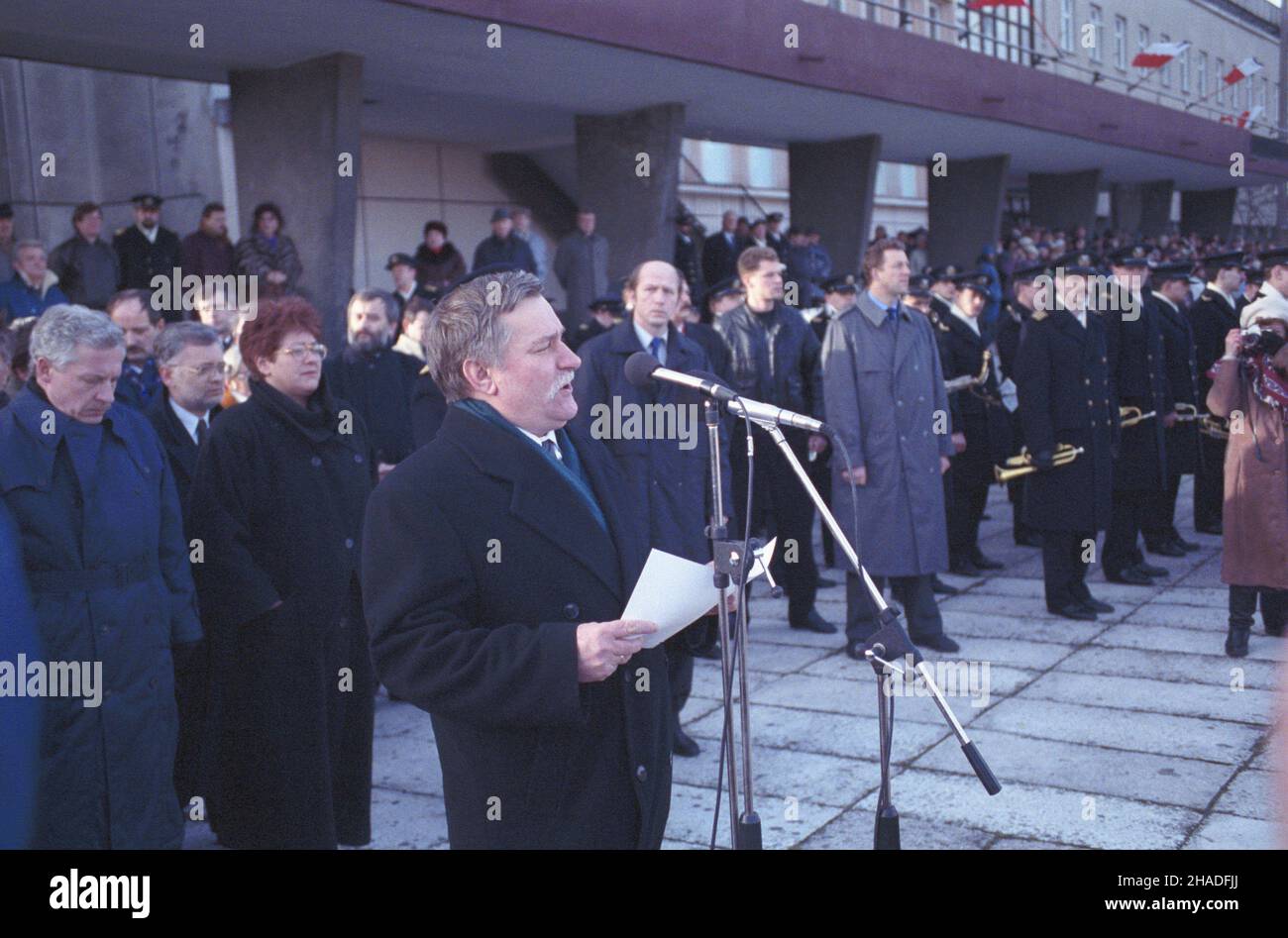 Gdynia 22.01.1993. Ceremonia³ pogrzebowy ofiar katastrofy promu Jan Heweliusz. Uroczystoœci na Skwerze Koœciuszki z udzia³em prezydenta RP Lecha Wa³êsy (C). msa PAP/Stefan Kraszewski Gdynia 22. Januar 1993. Trauerzeremonien für die Opfer der Jan Heweliusz Fähre. Eine Zeremonie auf dem Kosciuszki-Platz, an der Polens Präsident Lech Walesa (C) teilnahm. msa PAP/Stefan Kraszewski Stockfoto