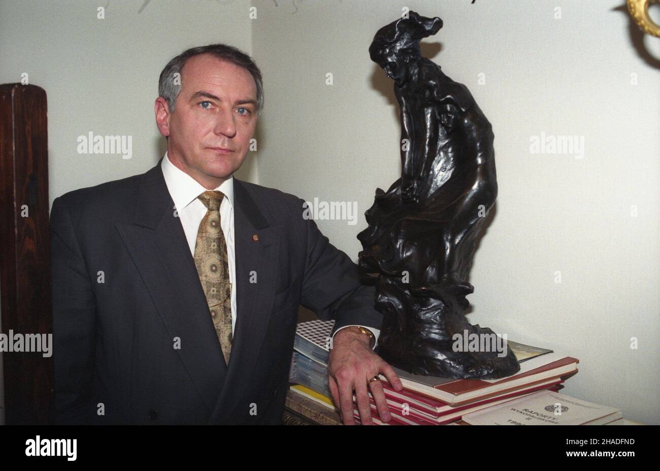 Warszawa 12.02.1993. W³aœciciel Curtis Group Zbigniew Niemczycki, ofiarodawca dzie³ sztuki dla Muzeum Narodowego w Warszawie, z podarowan¹ muzeum rzeŸb¹ z br¹zu Boles³awa Biegasa, Przeczucie, z 1903 r. msa PAP/Andrzej Rybczyñski Warschau 12. Februar 1993. Curtis Group Eigentümer Zbigniew Niemczycki, der Kunstwerke an das Nationalmuseum in Warschau gespendet, mit einer der Spenden, Boleslaw Biegas Bronzeskulptur Intuition von 1903. msa PAP/Andrzej Rybczynski Stockfoto