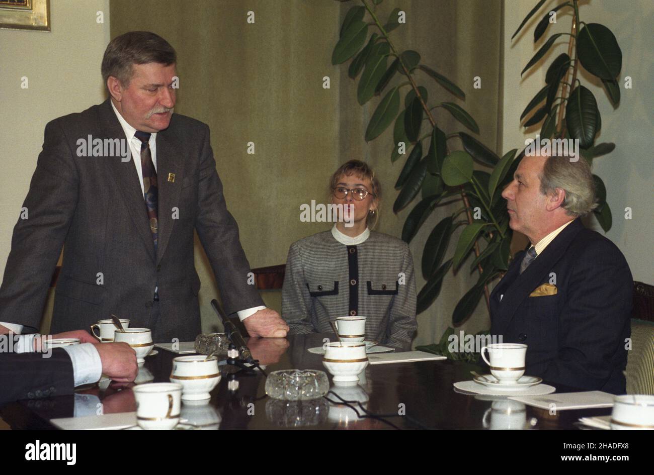 Warszawa 24.02.1993. Belweder, prezydent RP Lech Wa³êsa (L) przyj¹³ prezydenta Korporacji Brytyjskiej Johna Filera (P). mw PAP/Maciej Belina Brzozowski Warschau 24 February1993. Schloss Belvedere, Polens Präsident Lech Walesa (links) empfängt den Präsidenten der britischen Corporation John Filer (rechts). mw PAP/Maciej Belina Brzozowski Stockfoto