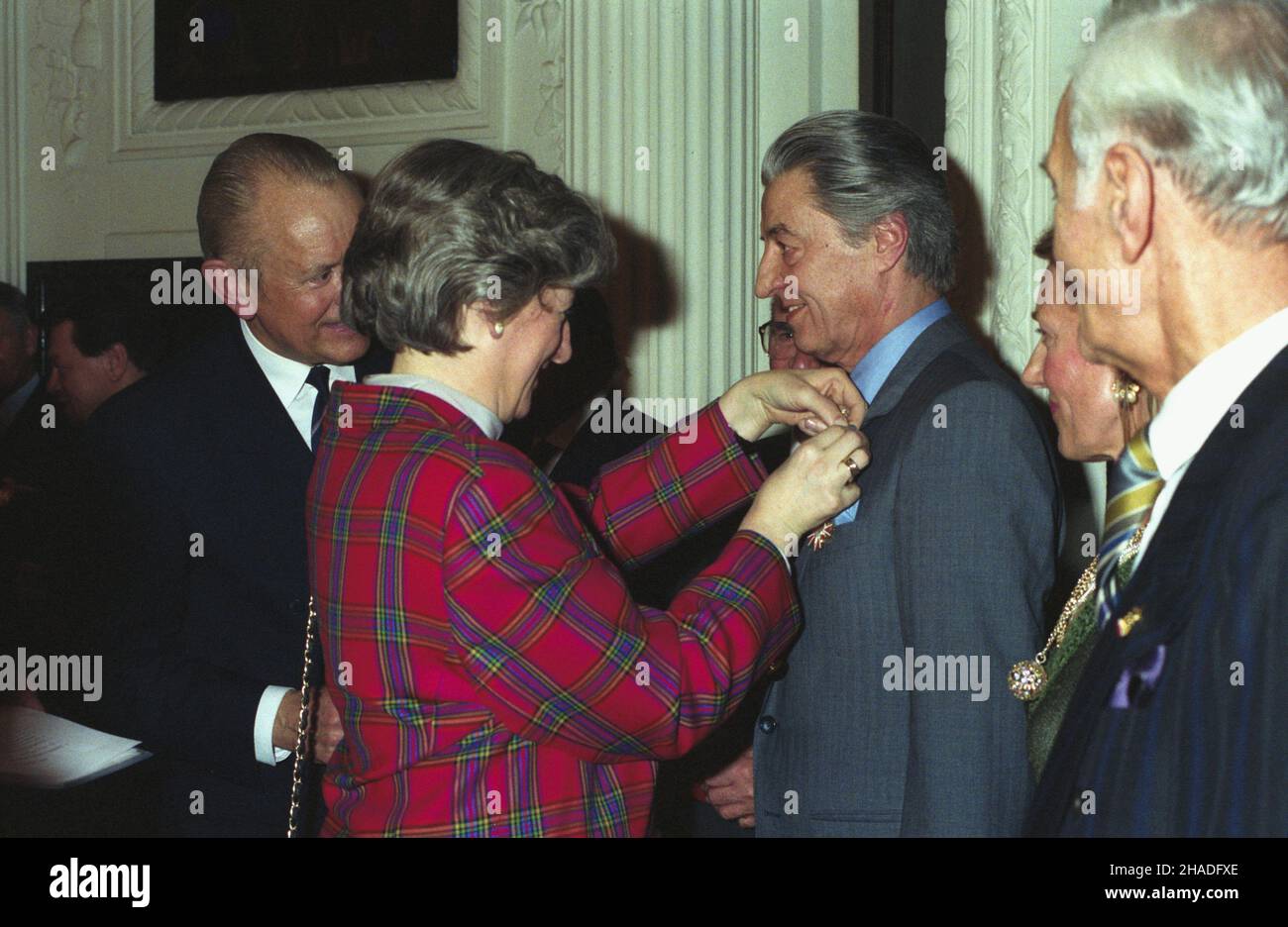 Österreich Wiedeñ 24.02.1993. Premier RP Hanna Suchocka z oficjaln¹ wizyt¹ w Austrii (23 i 24 lutego). Odznaczenia pañstwowe dla przedstawicieli Polonii, uroczystoœæ w polskiej ambasadzie. Nz. Hanna Suchocka dokonuje aktu dekoracji Krzy¿em Oficerskim Orderu Zas³ugi RP wiedeñskiego korespondenta Rozg³oœni Polskiej Radia Wolna Europa (RWE) dziennikarza Wac³awa Pomorskiego. mw PAP/Krzysztof Œwiderski Österreich, Wien 24. Februar 1993. Die polnische Premierministerin Hanna Suchocka besucht Österreich (23. Und 24. Februar). Staatliche Unterscheidungen an Vertreter der polnischen Gemeinschaft, a Stockfoto