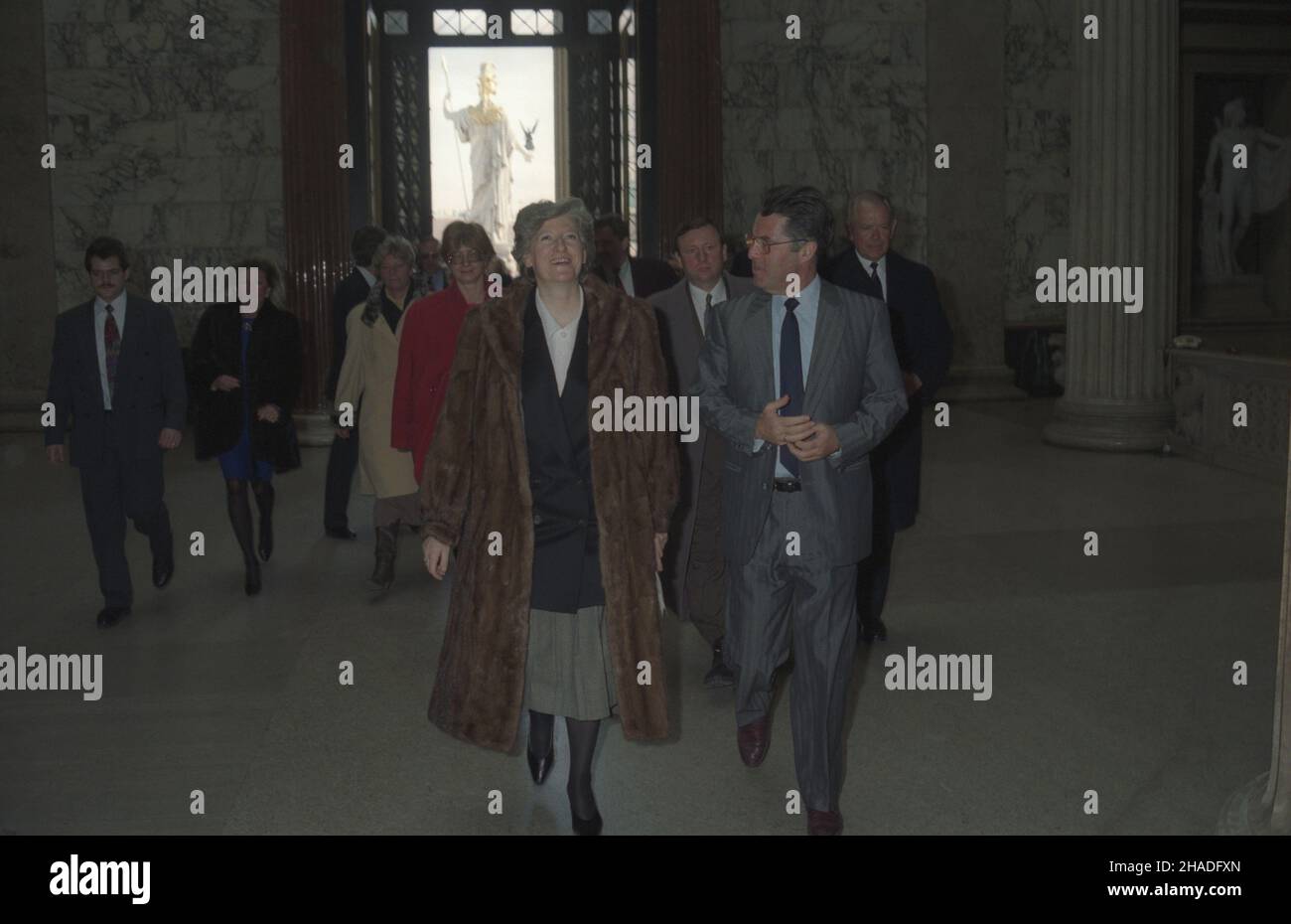 Österreich Wiedeñ 23.02.1993. Premier RP Hanna Suchocka z oficjaln¹ wizyt¹ w Austrii (23 i 24 lutego). Wizyta w Parlamentcie, do gmachu Hannê Suchock¹ wprowadza przewodnicz¹cy Izby Narodowej Heinz Fischer (z Socjaldemokratycznej Partii Austrii). W g³êbi z prawej szef polskiego protoko³u dyplomatycznego Janusz Œwitkowski. mw PAP/Krzysztof Œwiderski Österreich, Wien 23. Februar 1993. Die polnische Premierministerin Hanna Suchocka besucht Österreich (23. Und 24. Februar). Hanna Suchocka, der Präsident der Nationalkammer Heinz Fischer, führte das Gebäude vor dem parlament ein (o Stockfoto