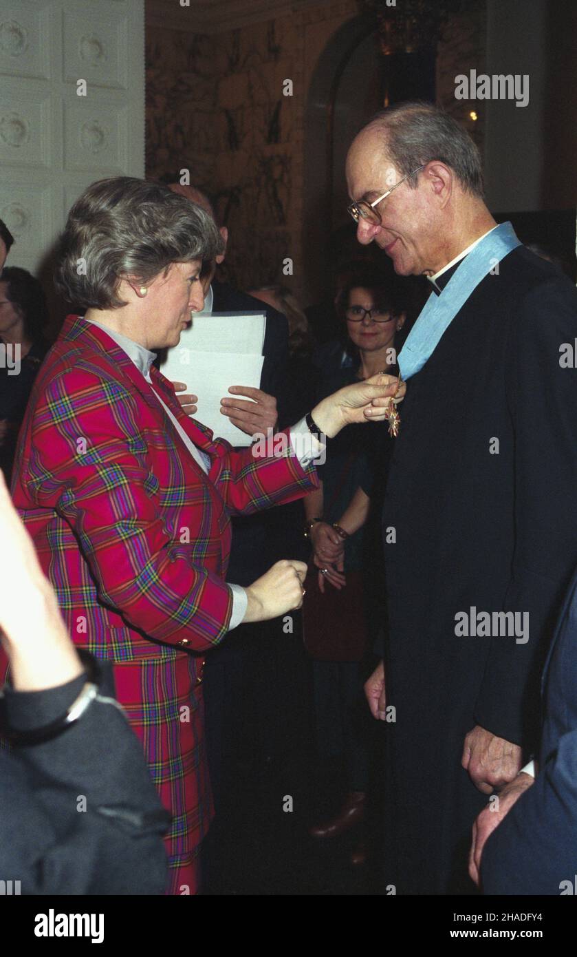 Österreich Wiedeñ 24.02.1993. Premier RP Hanna Suchocka z oficjaln¹ wizyt¹ w Austrii (23 i 24 lutego). Odznaczenia pañstwowe dla przedstawicieli Polonii, uroczystoœæ w polskiej ambasadzie. Nz. Hanna Suchocka dokonuje aktu dekoracji Komandori¹ Orderu Zas³ugi RP rektora koœcio³a na Kahlenbergu pw. œw. Józefa ks. Jerzego Smoliñskiego (P). mw PAP/Krzysztof Œwiderski Österreich, Wien 24. Februar 1993. Die polnische Premierministerin Hanna Suchocka besucht Österreich (23. Und 24. Februar). Staatliche Auszeichnungen an Vertreter der polnischen Gemeinschaft, eine Zeremonie in der polnischen Botschaft. Abb. Stockfoto