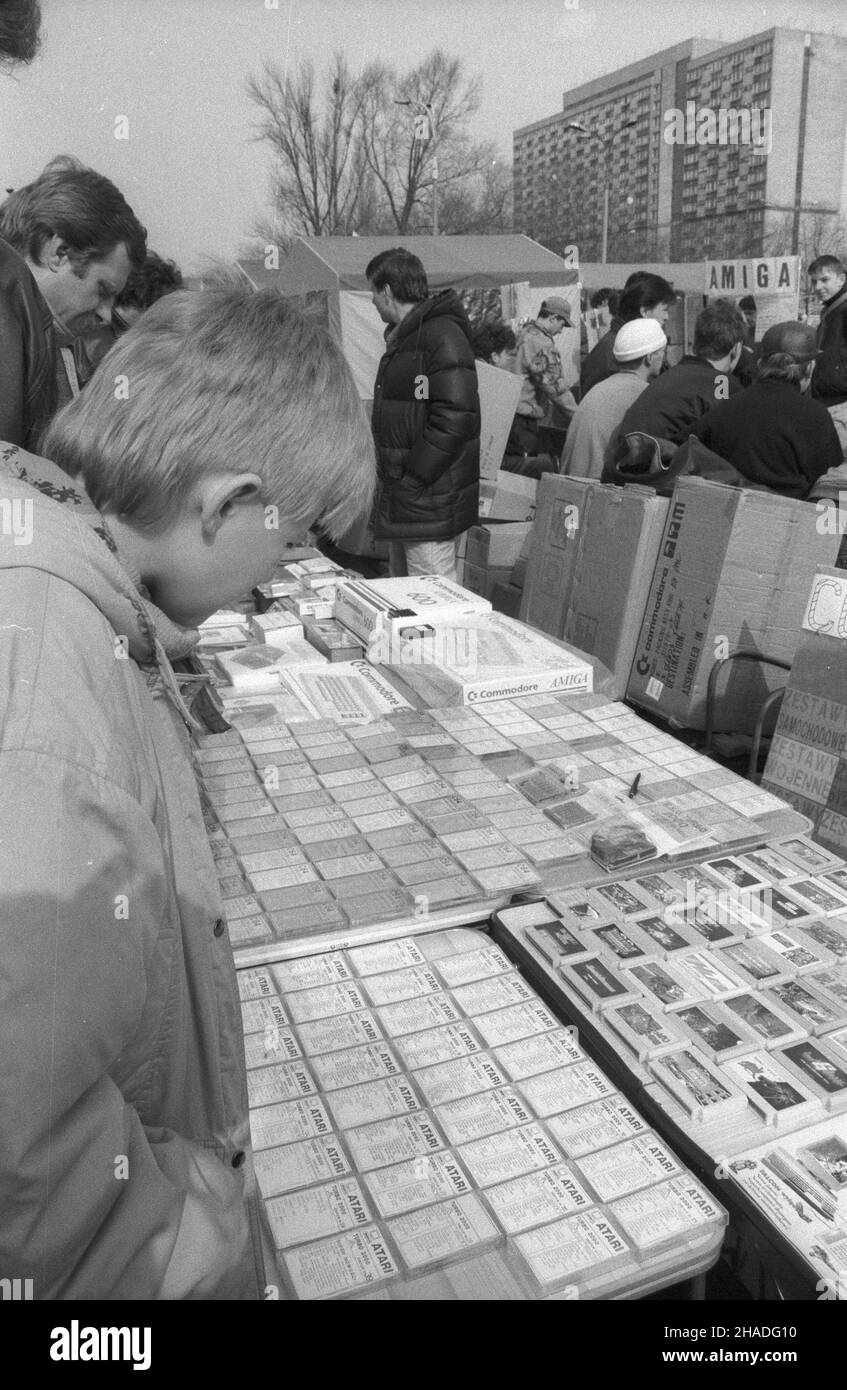 Warszawa 03,1993. Centralna gie³da komputerowa U zbiegu ulic Grzybowskiej i Jana Paw³a II. NZ. Kartrid¿e do komputerów Atari i Commodore 64. mw PAP/Teodor Walczak Dok³adny dzieñ wydarzenia nieustalony. Warschau, März 1993. Warschaus wichtigster Computeraustausch an der Ecke der Straßen Grzybowska und Jana Pawla II. Abgebildet: Patronen für Atari und Commodore 64 Computer. mw PAP/Teodor Walczak Veranstaltungstag unbekannt Stockfoto Warszawa 03,1993. Centralna gie³da komputerowa U zbiegu ulic Grzybowskiej i Jana Paw³a II. NZ. Kartrid¿e do komputerów Atari i Commodore 64. mw PAP/Teodor Walczak Dok³adny dzieñ wydarzenia nieustalony. Warschau, März 1993. Warschaus wichtigster Computeraustausch an der Ecke der Straßen Grzybowska und Jana Pawla II. Abgebildet: Patronen für Atari und Commodore 64 Computer. mw PAP/Teodor Walczak Veranstaltungstag unbekannt Stockfoto