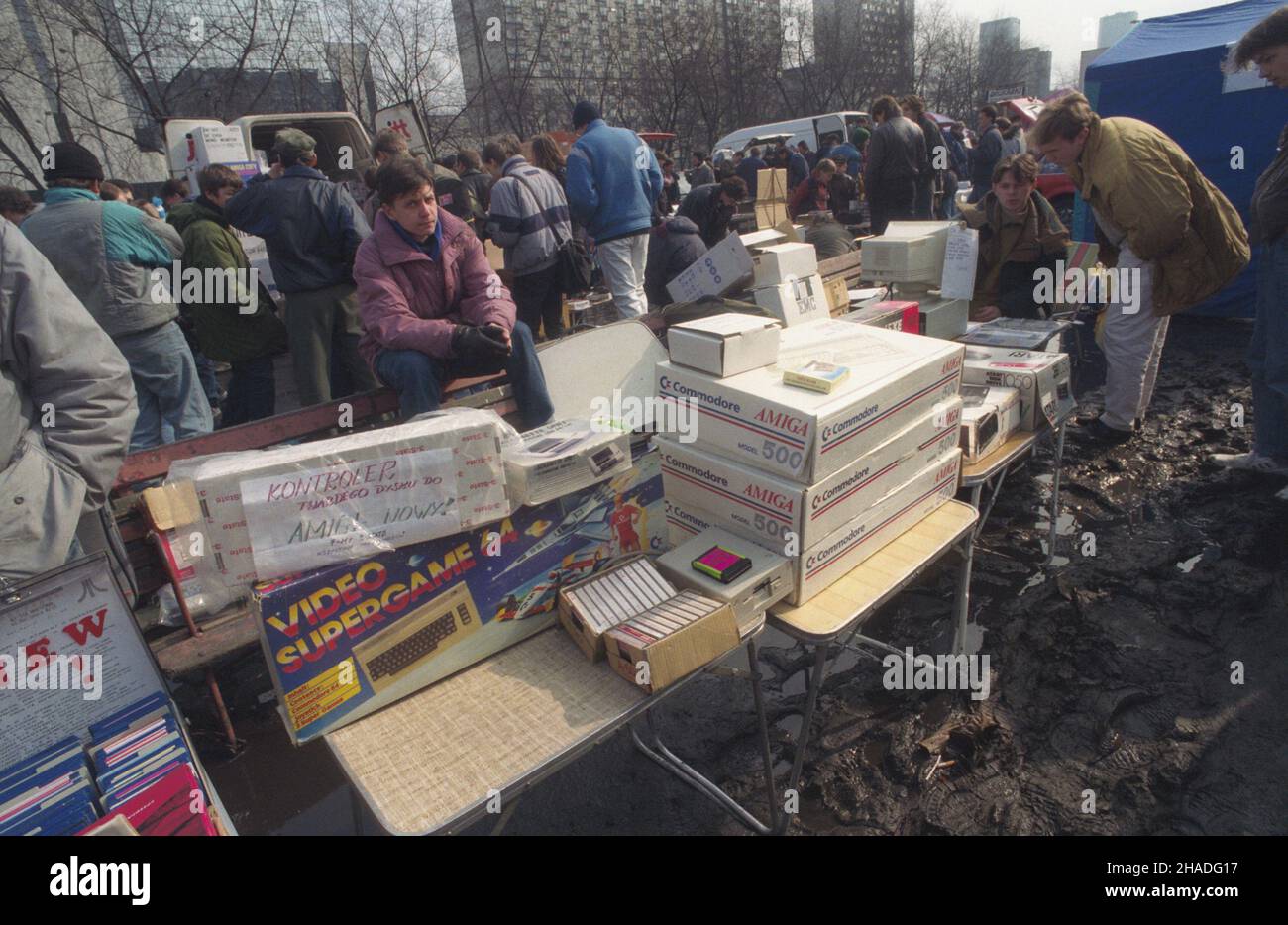Warszawa 03,1993. Centralna gie³da komputerowa U zbiegu ulic Grzybowskiej i Jana Paw³a II. mw PAP/Teodor Walczak Dok³adny dzieñ wydarzenia nieustalony. Warschau März 1993. Die Hauptrechnermesse an der Kreuzung der Straßen Grzybowska und Jana Pawla II. mw PAP/Teodor Walczak Veranstaltungstag unbekannt Stockfoto