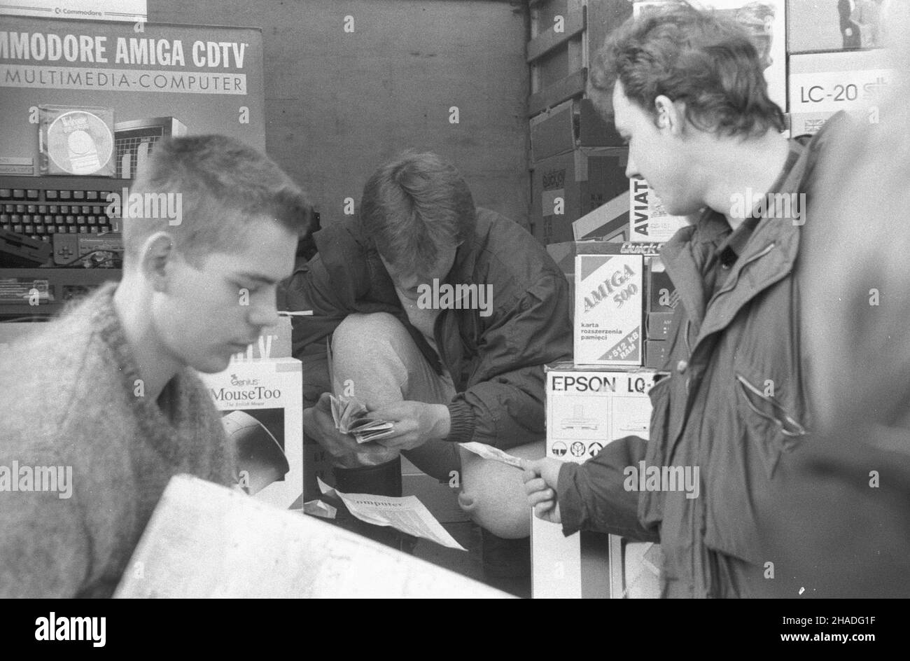 Warszawa 03,1993. Centralna gie³da komputerowa U zbiegu ulic Grzybowskiej i Jana Paw³a II. NZ. z lewej kommuter Commodore Amiga CDTV. mw PAP/Teodor Walczak Dok³adny dzieñ wydarzenia nieustalony. Warschau, März 1993. Warschaus wichtigster Computeraustausch an der Ecke der Straßen Grzybowska und Jana Pawla II. Abgebildet: Ein Commodore Amiga CDTV Computer (L). mw PAP/Teodor Walczak Veranstaltungstag unbekannt Stockfoto
