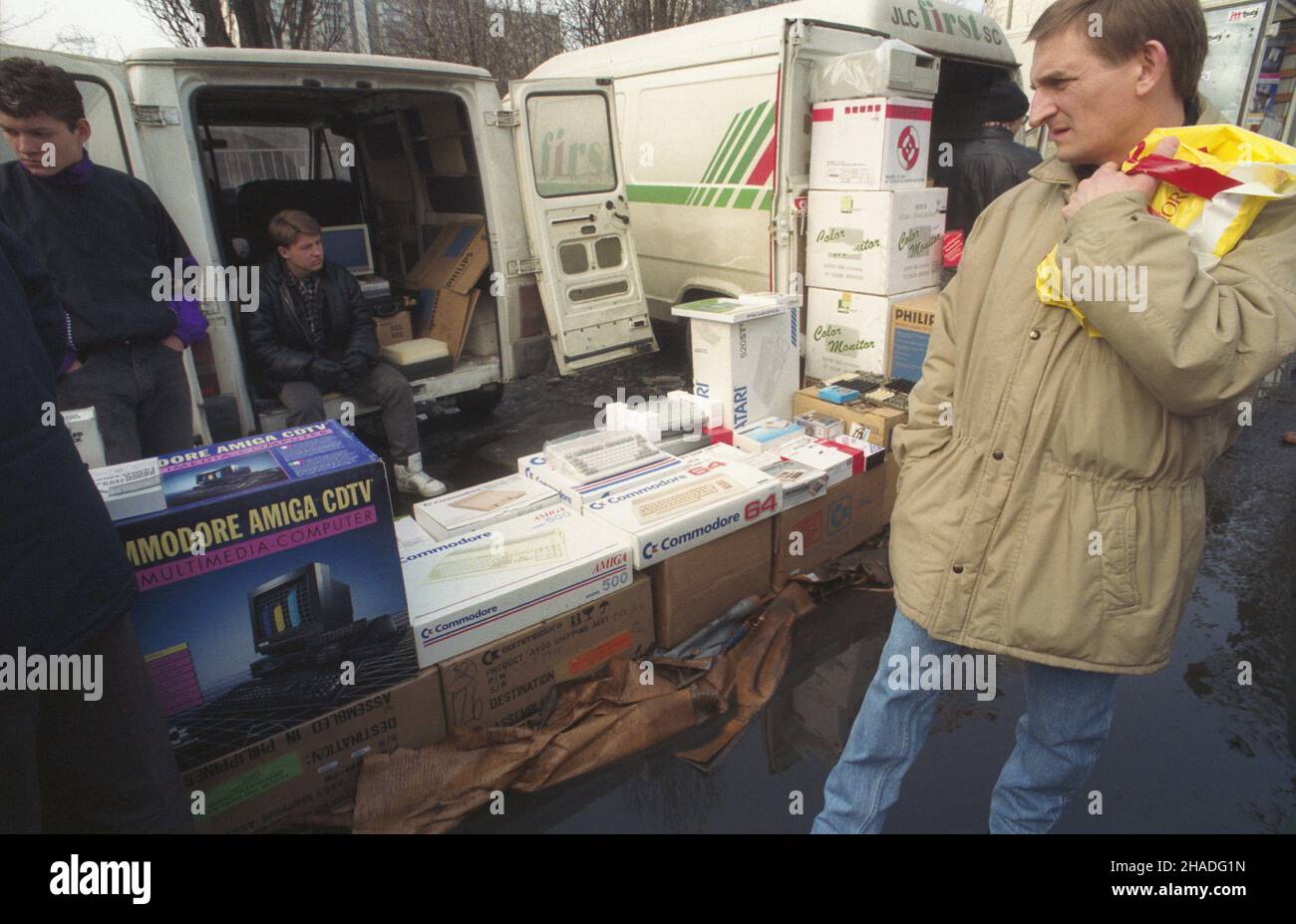 Warszawa 03,1993. Centralna gie³da komputerowa U zbiegu ulic Grzybowskiej i Jana Paw³a II. mw PAP/Teodor Walczak Dok³adny dzieñ wydarzenia nieustalony. Warschau März 1993. Die Hauptrechnermesse an der Kreuzung der Straßen Grzybowska und Jana Pawla II. mw PAP/Teodor Walczak Veranstaltungstag unbekannt Stockfoto