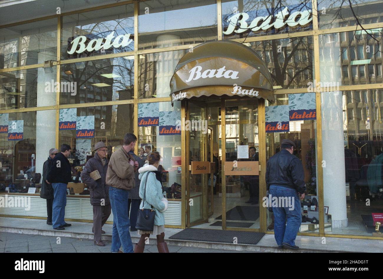 Warszawa 03,1993. Witryna sklepu obuwniczego firmy Bata przy ul. Marsza³kowskiej. mw PAP/Andrzej Rybczyñski Dok³adny dzieñ wydarzenia nieustalony. Warschau März 1993. Das Schaufenster des Bata Schuhladens in Marszalkowska. mw PAP/Andrzej Rybczynski Termin unbekannt. Stockfoto