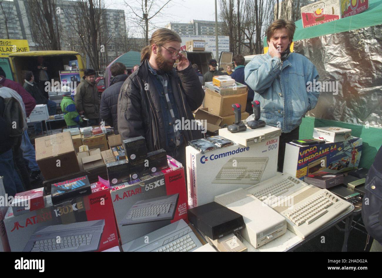 Warszawa 03,1993. Centralna gie³da komputerowa U zbiegu ulic Grzybowskiej i Jana Paw³a II. NZ. Stoisko z komputerami Atari i Amiga. mw PAP/Teodor Walczak Dok³adny dzieñ wydarzenia nieustalony. Warschau, März 1993. Der Hauptcomputer Austausch an der Ecke der Grzybowska und Jana Pawla II Straßen. Im Bild: Atari und Amiga Hardware. mw PAP/Teodor Walczak Veranstaltungstag unbekannt Stockfoto