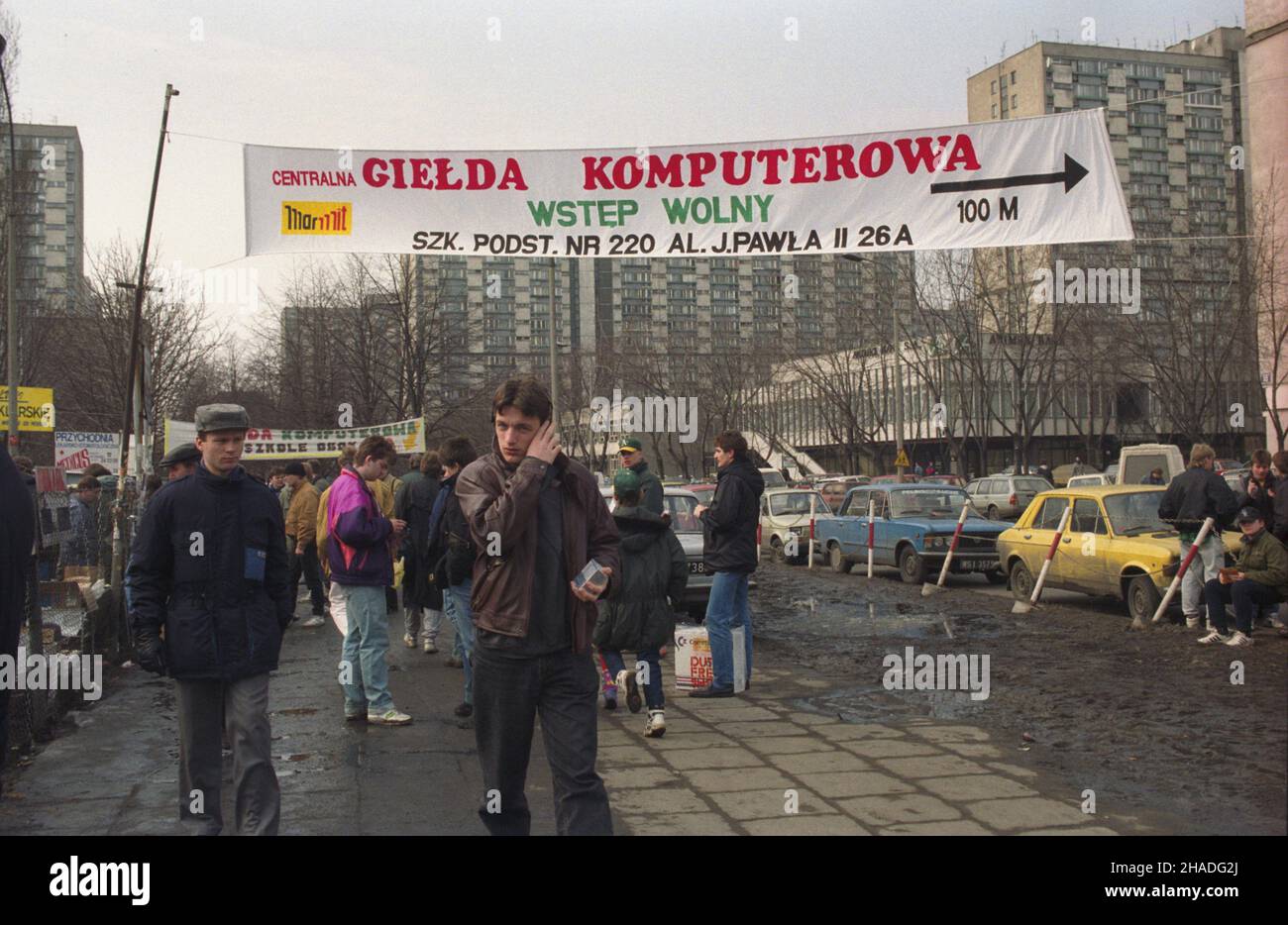 Warszawa 03,1993. Centralna gie³da komputerowa U zbiegu ulic Grzybowskiej i Jana Paw³a II. NZ. z lewej wejœcie na tzw. dzik¹ gie³dê. mw PAP/Teodor Walczak Dok³adny dzieñ wydarzenia nieustalony. Warschau März 1993. Die Hauptrechnermesse an der Kreuzung der Straßen Grzybowska und Jana Pawla II. mw PAP/Teodor Walczak Veranstaltungstag unbekannt Stockfoto