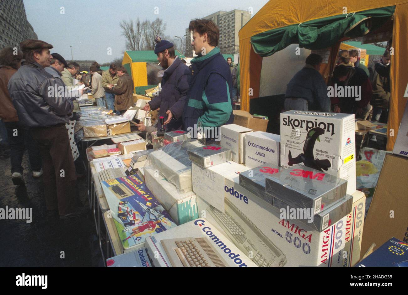 Warszawa 03,1993. Centralna gie³da komputerowa U zbiegu ulic Grzybowskiej i Jana Paw³a II. mw PAP/Teodor Walczak Dok³adny dzieñ wydarzenia nieustalony. Warschau März 1993. Die Hauptrechnermesse an der Kreuzung der Straßen Grzybowska und Jana Pawla II. mw PAP/Teodor Walczak Veranstaltungstag unbekannt Stockfoto