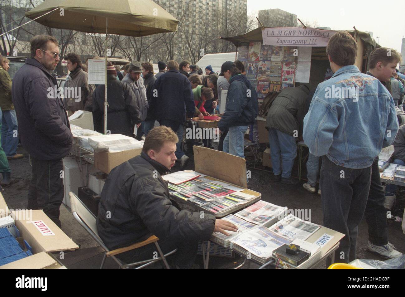Warszawa 03,1993. Centralna gie³da komputerowa U zbiegu ulic Grzybowskiej i Jana Paw³a II. NZ. Stoiska z grami komputerowymi. mw PAP/Teodor Walczak Dok³adny dzieñ wydarzenia nieustalony. Warschau März 1993. Die wichtigste Computermesse an der Kreuzung der Straßen Grzybowska und Jana Pawla II. Im Bild: Computerspielstände. mw PAP/Teodor Walczak Veranstaltungstag unbekannt Stockfoto