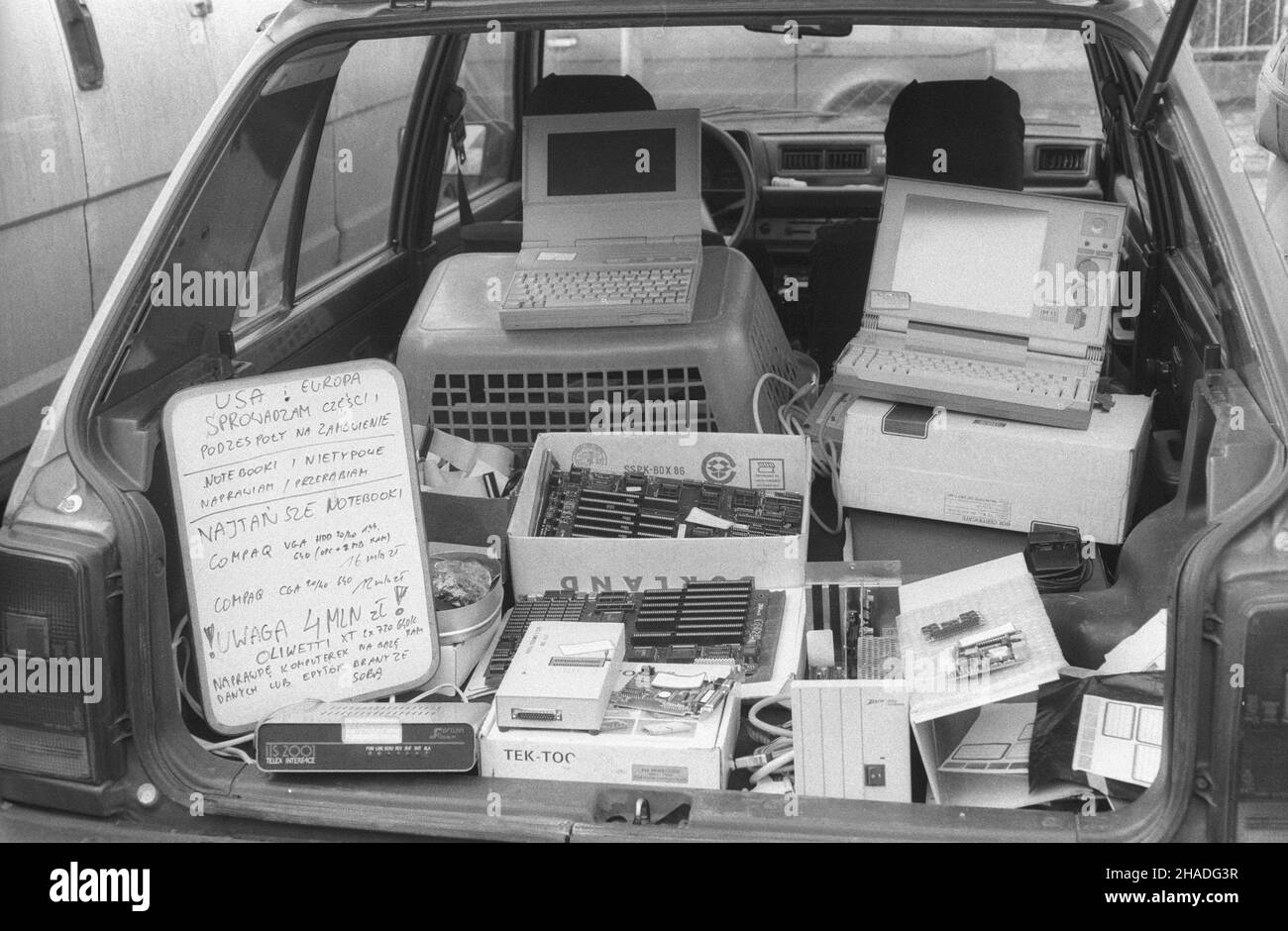 Warszawa 03,1993. Centralna gie³da komputerowa U zbiegu ulic Grzybowskiej i Jana Paw³a II. NZ. u góry z prawej komputer Olivetti XT cena 4 miliony z³otych. mw PAP/Teodor Walczak Dok³adny dzieñ wydarzenia nieustalony. Warschau, März 1993. Warschaus wichtigster Computeraustausch an der Ecke der Straßen Grzybowska und Jana Pawla II. Im Bild: Ein Olivetti XT Computer mit einem Preis von 4 Millionen Zlotys (R). mw PAP/Teodor Walczak Veranstaltungstag unbekannt Stockfoto