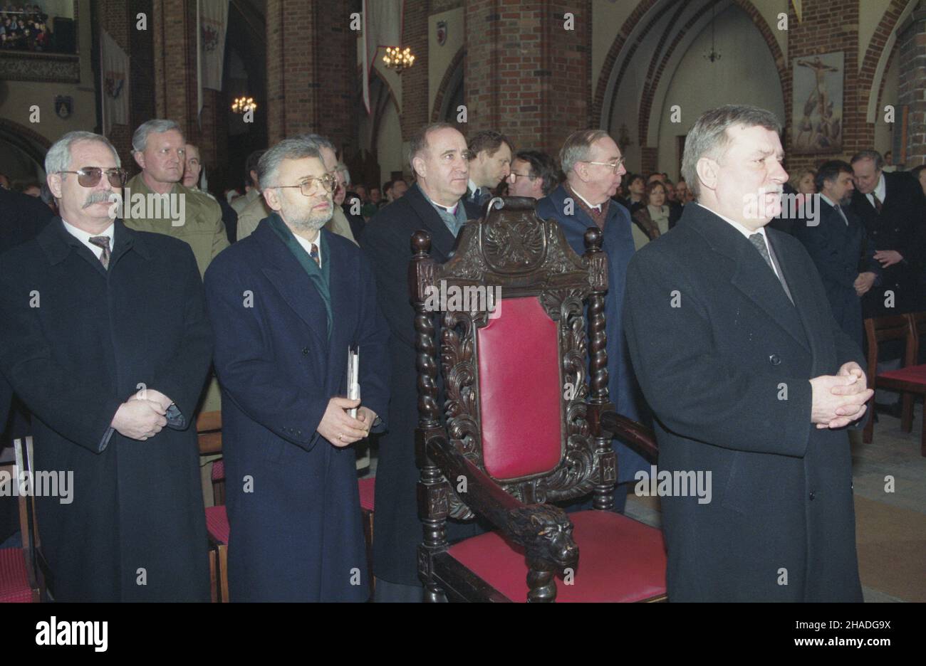 Stettin 02.04.1993. Msza œwiêta w bazylice archikatedralnej œw. Jakuba, z udzia³em prezydenta RP Lecha Wa³êsy, zainaugurowa³a uroczystoœci z okazji 750-lecia nadania miastu praw miejskich. NZ. szef Biura Bezpieczeñstwa Narodowego Jerzy Milewski (L), szef Sztabu Geneneralnego Wojska Polskiego gen. Tadeusz Wilecki (2L), szef Biura Prasowego Prezydenta RP Andrzej Drzycimski (3L), kapelan prezydenta ks. Franciszek Cybula (4L), BOR Leszek Mazur (5L), Minister spraw zagranicznych Krzysztof Skubiszewski (7L), Lech Wa³êsa (8L). mw PAP/Maciej Belina Brzozowski Szczecin 2 April 1993. Ein heiliger Ma Stockfoto