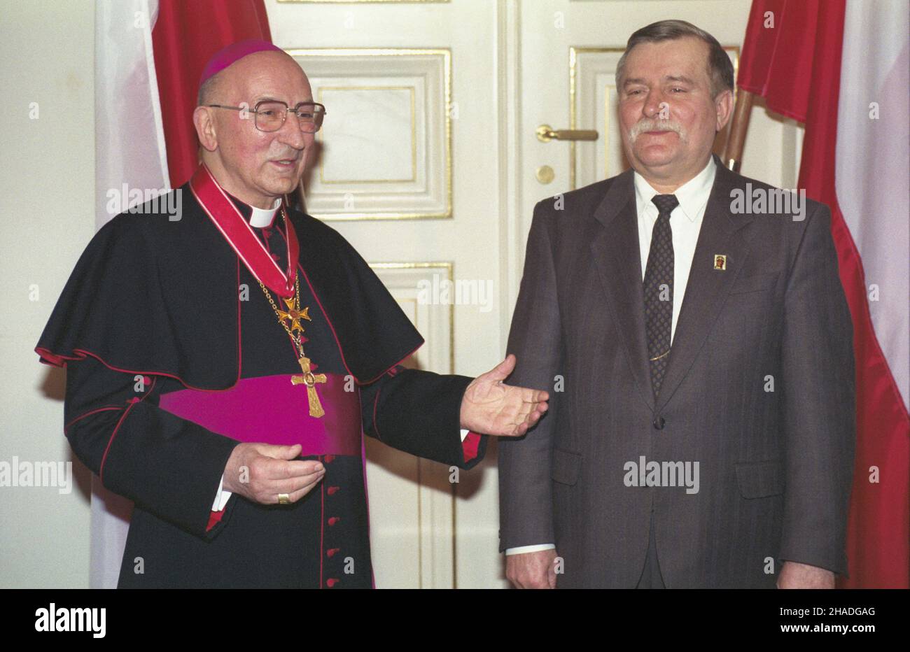 Warszawa 30.03.1993. Belweder, Prezydent Lech Wa³êsa (P) wrêczy³ by³emu sekretarzowi generalnemu Conferencji Episkopatu Polski, arcybiskupowi Bronis³awowi D¹browskiemu Krzy¿ Komandorski z Gwiazd¹ Orderu Odrodzenia Polski. Duchowny odznaczony zosta³ za walkê o suwerenn¹ Polskê. mw PAP/Maciej Belina Brzozowski Warschau, 30. März 1993. Im Schloss Belvedere übergibt Präsident Lech Walesa (rechts) dem ehemaligen Generalsekretär der Konferenz des polnischen Episkopats, Erzbischof Bronislaw Dabrowski, das Kommandorenkreuz mit dem Stern des Polonia-Rstituta-Ordens. Der Priester wurde für Struggl geehrt Stockfoto