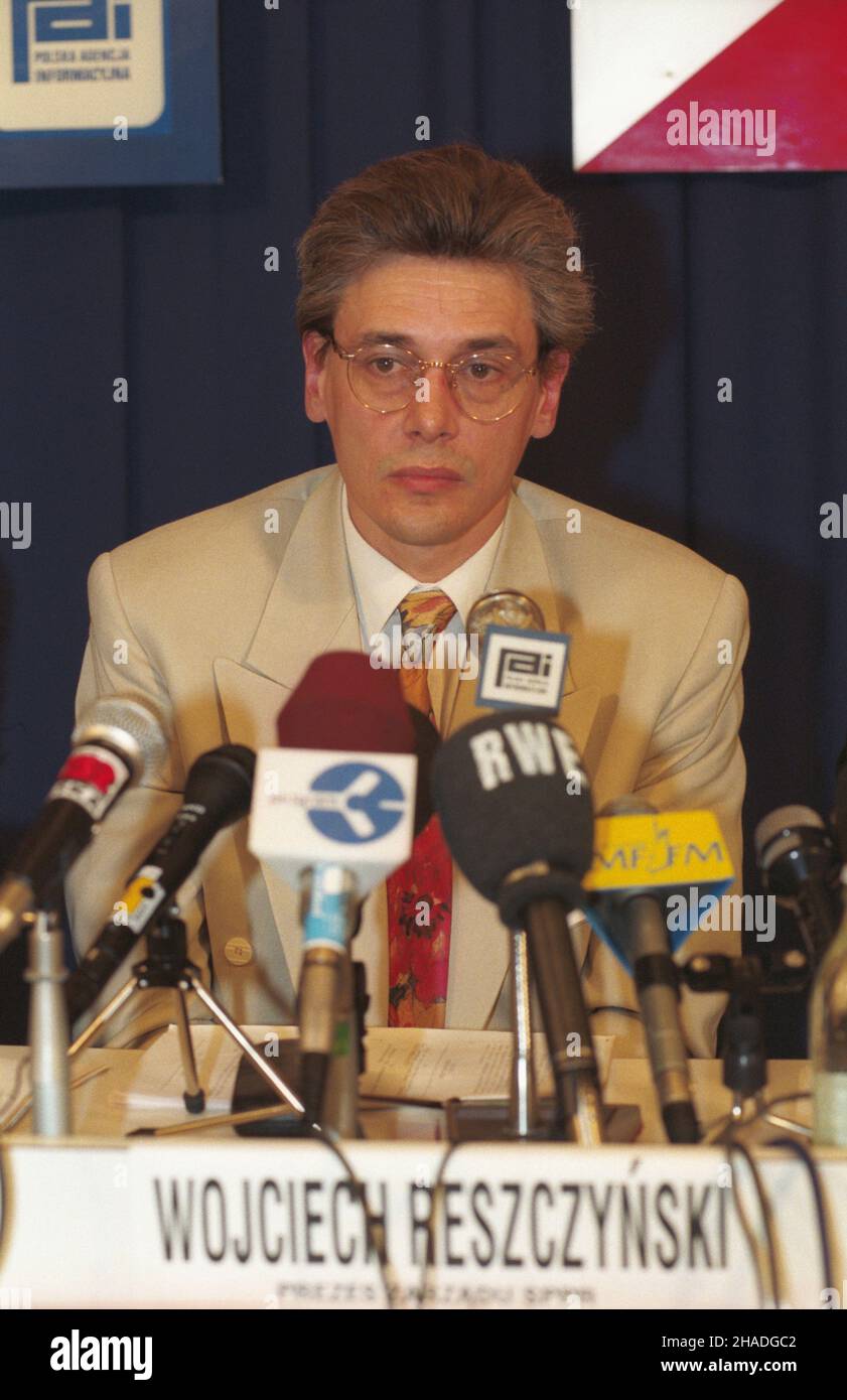Warszawa 05,1993. Konferenzja prasowa w Centrum Prasowym Polskiej Agencji Informacyjnej przedstawicieli Stowarzyszenia Polskiej Prywatnej Radiofonii. NZ. Dziennikarz, prezes SPPR Wojciech Reszczyñski. ka PAP/Andrzej Rybczyñski Dok³adny dzieñ wydarzenia nieustalony. Warschau Mai 1993. Mitglieder des polnischen privaten Rundfunks (SPPR) halten eine Pressekonferenz im Pressezentrum der Polnischen Informationsagentur ab. Im Bild: Journalist, SPPR-Präsident Wojciech Reszczynski. ka PAP/Andrzej Rybczynski Veranstaltungstag unbekannt Stockfoto