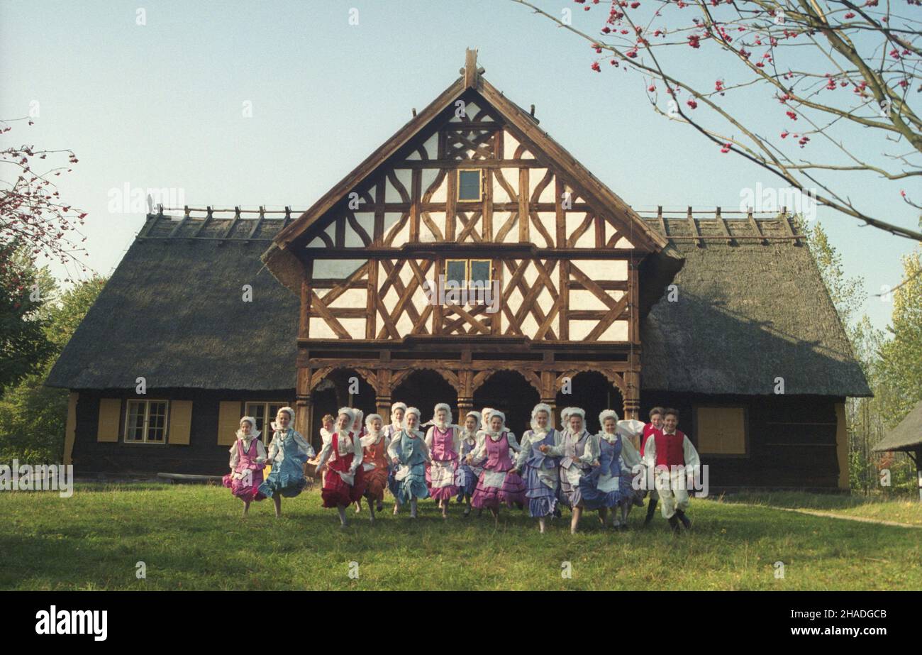 Olsztynek 05,1993. Muzeum Budownictwo Ludowego – Park Etnograficzny w Olsztynku (MBL-PE). NZ. cha³upa z wystawk¹ podcieniow¹ i z izb¹ szkoln¹ z Burdajn, kopia, 1 po³. XIX mit ka PAP/Jan Mazur Dok³adny dzieñ wydarzenia nieustalony. Olsztynek Mai 1993. Volksbaumuseum – Ethnographischer Park in Olsztynek. Im Bild: Ein Häuschen mit einem Schulzimmer aus Burdajny, eine Kopie, die erste Hälfte des 19th. Jahrhunderts. ka PAP/Jan Mazur Veranstaltungstag unbekannt Stockfoto