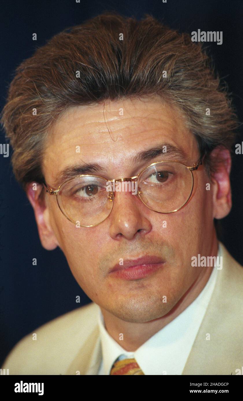 Warszawa 05,1993. Konferenzja prasowa w Centrum Prasowym Polskiej Agencji Informacyjnej przedstawicieli Stowarzyszenia Polskiej Prywatnej Radiofonii. NZ. Dziennikarz, prezes SPPR Wojciech Reszczyñski. ka PAP/Andrzej Rybczyñski Dok³adny dzieñ wydarzenia nieustalony. Warschau Mai 1993. Mitglieder des polnischen privaten Rundfunks (SPPR) halten eine Pressekonferenz im Pressezentrum der Polnischen Informationsagentur ab. Im Bild: Journalist, SPPR-Präsident Wojciech Reszczynski. ka PAP/Andrzej Rybczynski Veranstaltungstag unbekannt Stockfoto