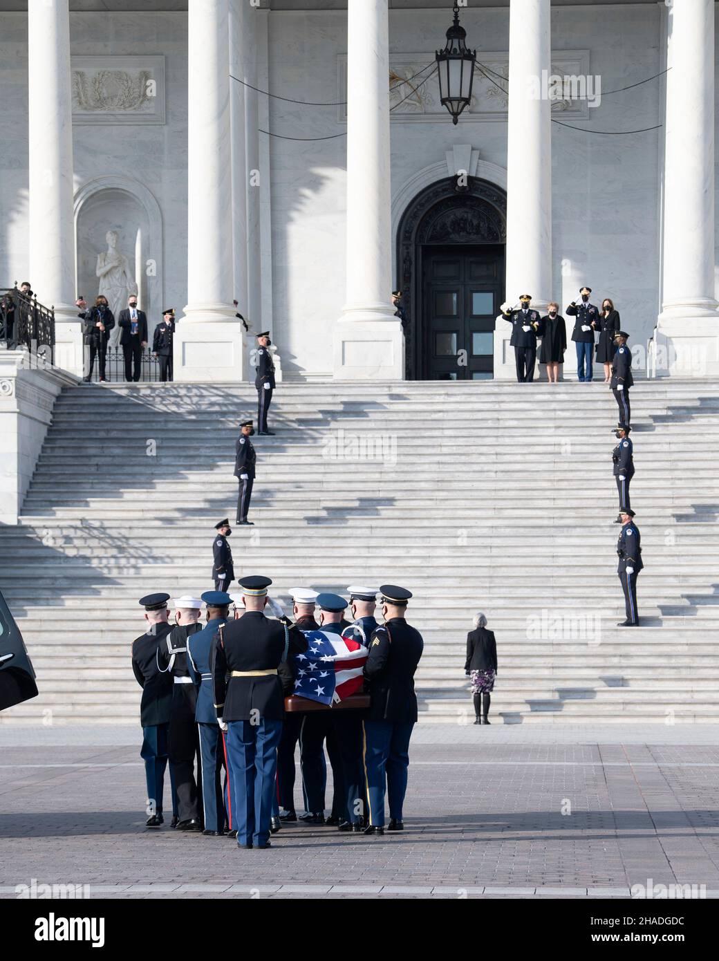 Washington, Vereinigte Staaten von Amerika. 09. Dezember 2021. Die Ehrengarde der US-Streitkräfte tragen die mit Flagge drapierte Schatulle des Veteranen des Zweiten Weltkriegs und ehemaligen Senators Robert Dole die Stufen des US-Kapitols hinauf, wo es im Staat liegen wird, 9. Dezember 2021 in Washington, D.C. Senator Dole starb im Alter von 98 Jahren nach einem lebenslangen Dienst an der Nation. Kredit: Sgt. Kevin Roy/USA Army/Alamy Live News Stockfoto