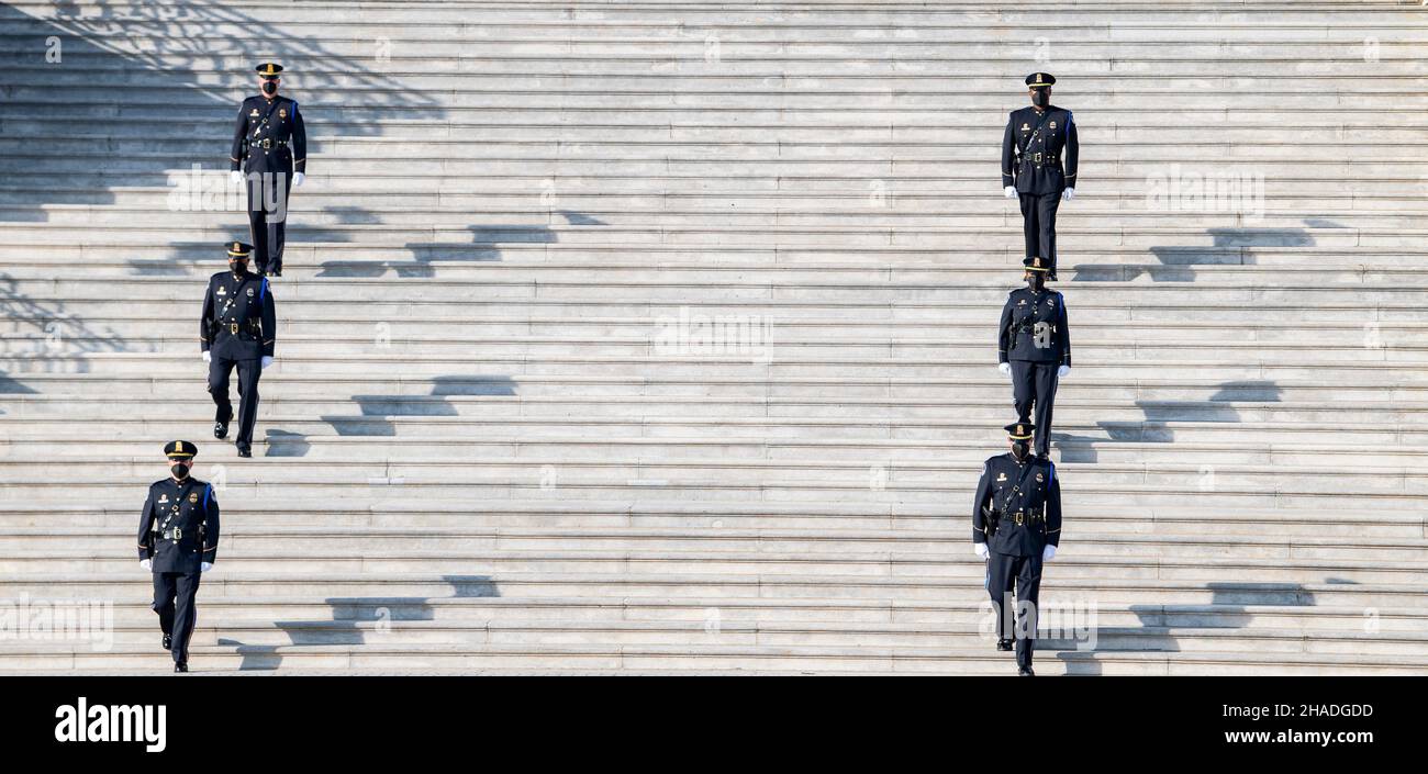 Washington, Vereinigte Staaten von Amerika. 09. Dezember 2021. Die Ehrenwache der US-Capitol Police nimmt Stellung auf den Capitol Steps in Vorbereitung auf die Ankunft der Schatulle des Veteranen des Zweiten Weltkriegs und ehemaligen Senators Robert Dole, 9. Dezember 2021 in Washington, D.C. Senator Dole starb im Alter von 98 Jahren nach einem lebenslangen Dienst an der Nation. Kredit: Sgt. Kevin Roy/USA Army/Alamy Live News Stockfoto