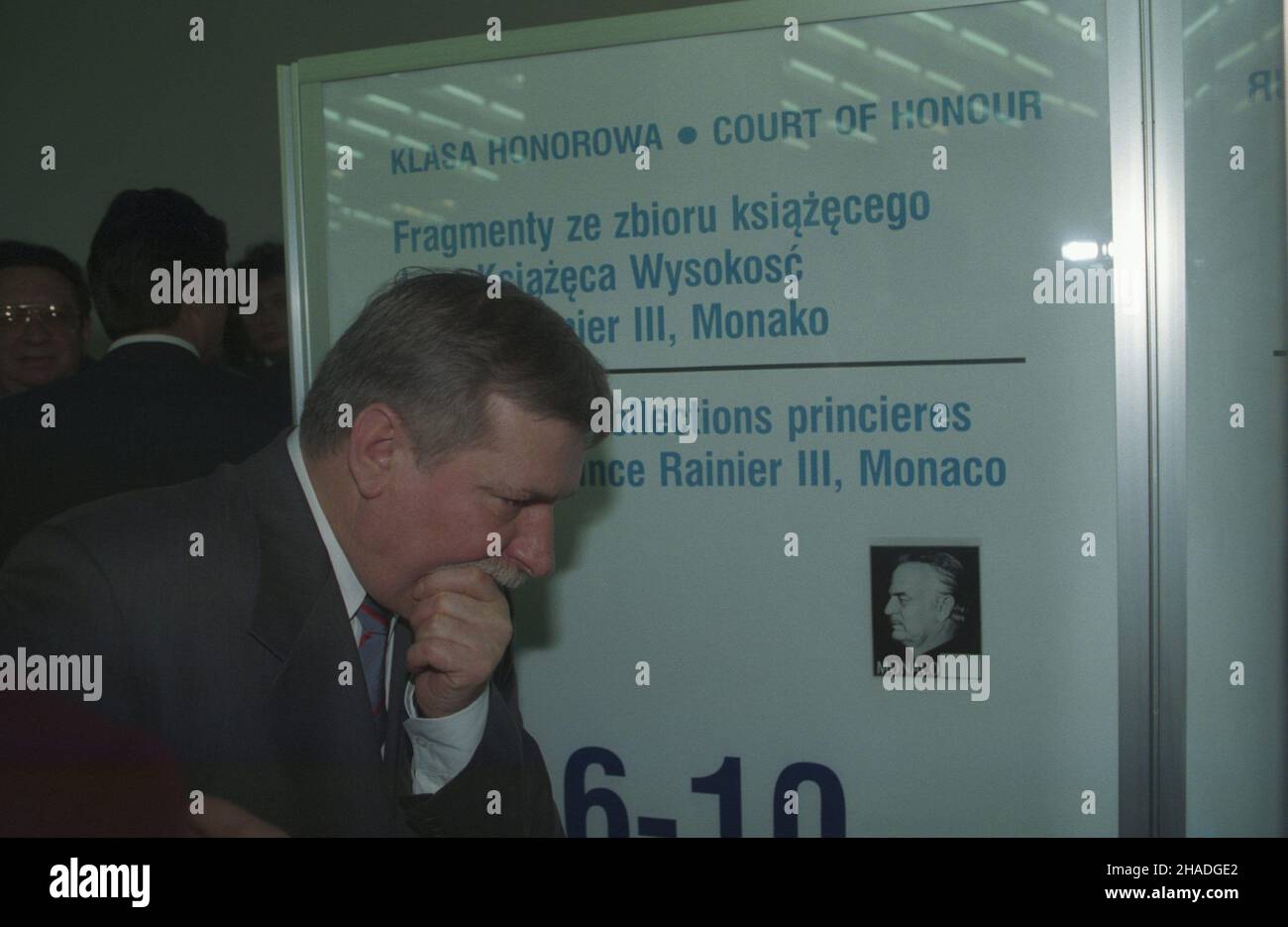 Poznañ 07.05.1993. Uroczystoœæ otwarcia Miêdzynarodowej Wystawy Filatelistycznej pod patronatem prezydenta RP Lecha Wa³êsy (nz.). Wystawê zoorganizowano na Terenie Miêdzynarodowych Targów Poznañskich, w 100-lecie polskiego ruchu filatelistycznego. ka PAP/Janusz Mazur Posen 7. Mai 1993. Eröffnung einer internationalen Philatelie-Ausstellung auf dem Gelände der Internationalen Posener Messe. Die Ausstellung, die vom polnischen Präsidenten Lech Walesa (im Bild) unterstützt wird, markiert den 100th. Jahrestag der polnischen Philatelie-Bewegung. ka PAP/Janusz Mazur Stockfoto Poznañ 07.05.1993. Uroczystoœæ otwarcia Miêdzynarodowej Wystawy Filatelistycznej pod patronatem prezydenta RP Lecha Wa³êsy (nz.). Wystawê zoorganizowano na Terenie Miêdzynarodowych Targów Poznañskich, w 100-lecie polskiego ruchu filatelistycznego. ka PAP/Janusz Mazur Posen 7. Mai 1993. Eröffnung einer internationalen Philatelie-Ausstellung auf dem Gelände der Internationalen Posener Messe. Die Ausstellung, die vom polnischen Präsidenten Lech Walesa (im Bild) unterstützt wird, markiert den 100th. Jahrestag der polnischen Philatelie-Bewegung. ka PAP/Janusz Mazur Stockfoto