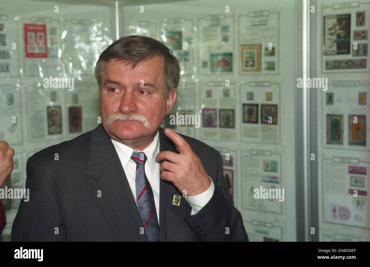 Poznañ 07.05.1993. Uroczystoœæ otwarcia Miêdzynarodowej Wystawy Filatelistycznej pod patronatem prezydenta RP Lecha Wa³êsy (nz.). Wystawê zoorganizowano na Terenie Miêdzynarodowych Targów Poznañskich, w 100-lecie polskiego ruchu filatelistycznego. ka PAP/Janusz Mazur Posen 7. Mai 1993. Eröffnung einer internationalen Philatelie-Ausstellung auf dem Gelände der Internationalen Posener Messe. Die Ausstellung, die vom polnischen Präsidenten Lech Walesa (im Bild) unterstützt wird, markiert den 100th. Jahrestag der polnischen Philatelie-Bewegung. ka PAP/Janusz Mazur Stockfoto Poznañ 07.05.1993. Uroczystoœæ otwarcia Miêdzynarodowej Wystawy Filatelistycznej pod patronatem prezydenta RP Lecha Wa³êsy (nz.). Wystawê zoorganizowano na Terenie Miêdzynarodowych Targów Poznañskich, w 100-lecie polskiego ruchu filatelistycznego. ka PAP/Janusz Mazur Posen 7. Mai 1993. Eröffnung einer internationalen Philatelie-Ausstellung auf dem Gelände der Internationalen Posener Messe. Die Ausstellung, die vom polnischen Präsidenten Lech Walesa (im Bild) unterstützt wird, markiert den 100th. Jahrestag der polnischen Philatelie-Bewegung. ka PAP/Janusz Mazur Stockfoto