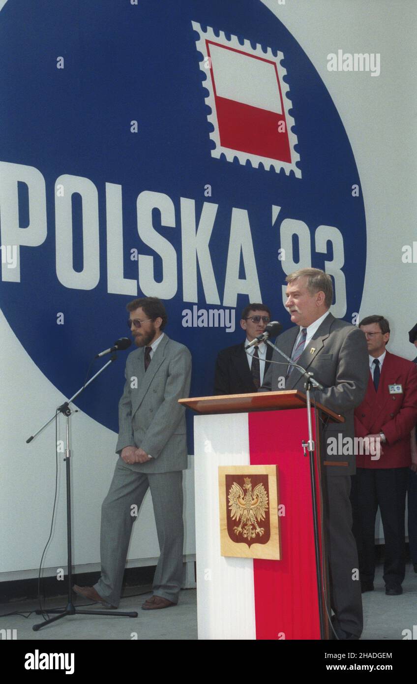 Poznañ 07.05.1993. Uroczystoœæ otwarcia Miêdzynarodowej Wystawy Filatelistycznej pod patronatem prezydenta RP Lecha Wa³êsy (nz.). Wystawê zoorganizowano na Terenie Miêdzynarodowych Targów Poznañskich, w 100-lecie polskiego ruchu filatelistycznego. ka PAP/Janusz Mazur Posen 7. Mai 1993. Eröffnung einer internationalen Philatelie-Ausstellung auf dem Gelände der Internationalen Posener Messe. Die Ausstellung, die vom polnischen Präsidenten Lech Walesa (im Bild) unterstützt wird, markiert den 100th. Jahrestag der polnischen Philatelie-Bewegung. ka PAP/Janusz Mazur Stockfoto Poznañ 07.05.1993. Uroczystoœæ otwarcia Miêdzynarodowej Wystawy Filatelistycznej pod patronatem prezydenta RP Lecha Wa³êsy (nz.). Wystawê zoorganizowano na Terenie Miêdzynarodowych Targów Poznañskich, w 100-lecie polskiego ruchu filatelistycznego. ka PAP/Janusz Mazur Posen 7. Mai 1993. Eröffnung einer internationalen Philatelie-Ausstellung auf dem Gelände der Internationalen Posener Messe. Die Ausstellung, die vom polnischen Präsidenten Lech Walesa (im Bild) unterstützt wird, markiert den 100th. Jahrestag der polnischen Philatelie-Bewegung. ka PAP/Janusz Mazur Stockfoto